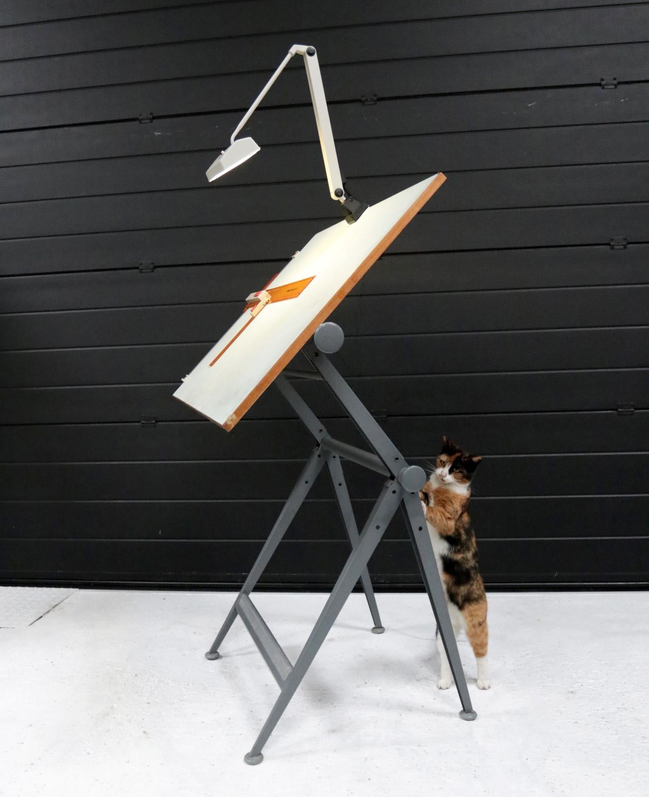 Reply Dutch design architect drawing table designed by Wim Rietveld and Friso Kramer for Ahrend de Circel in 1959.
Design Classic, awarded with the 