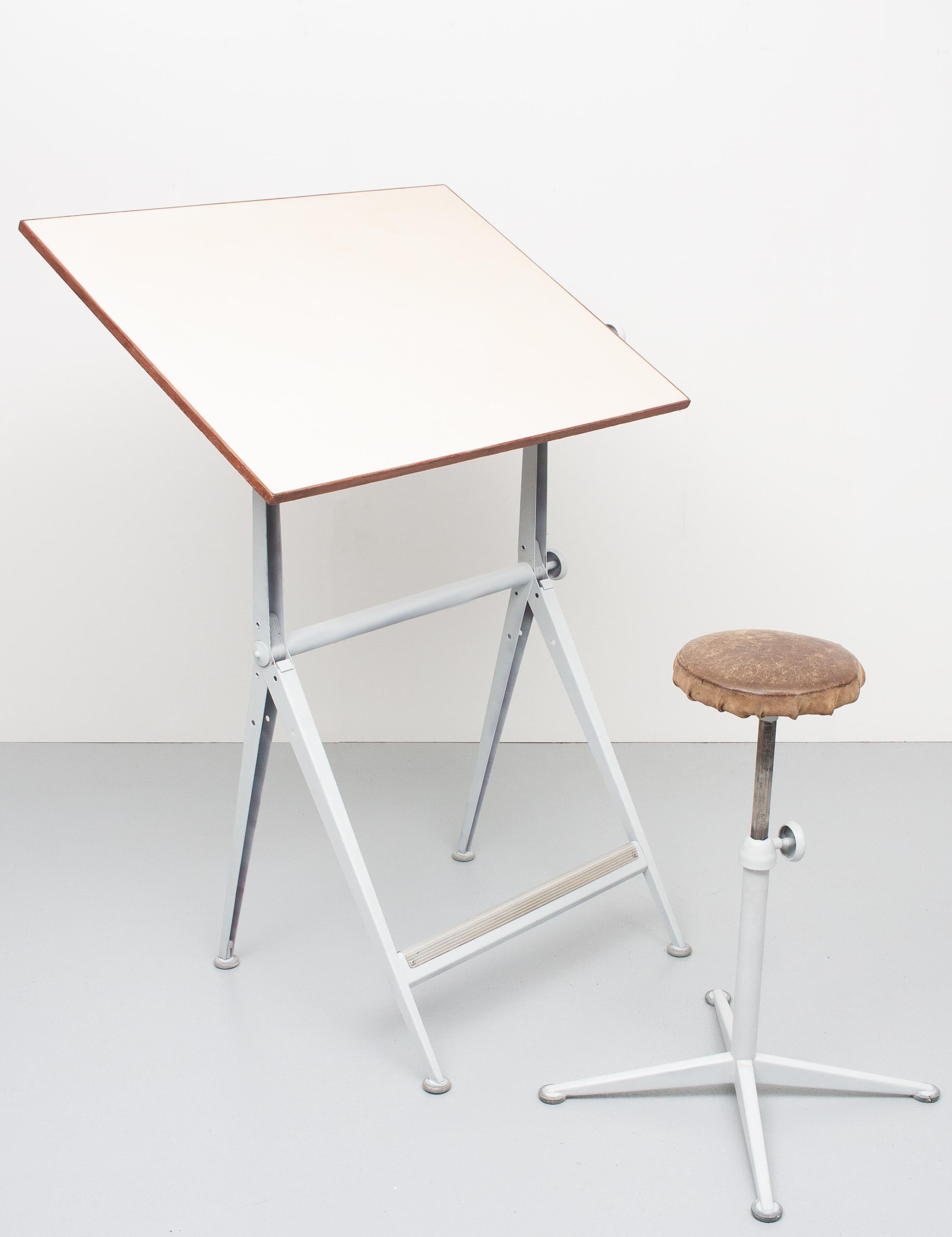 Reply drafting table designed by Wim Rietveld in 1959 and designed by the metal company De Cirkel NV (Ahrend). Wim Rietveld received for this design in Brussels the “Signe d’Or award. This drafting table is fully adjustable by means of two knobs.