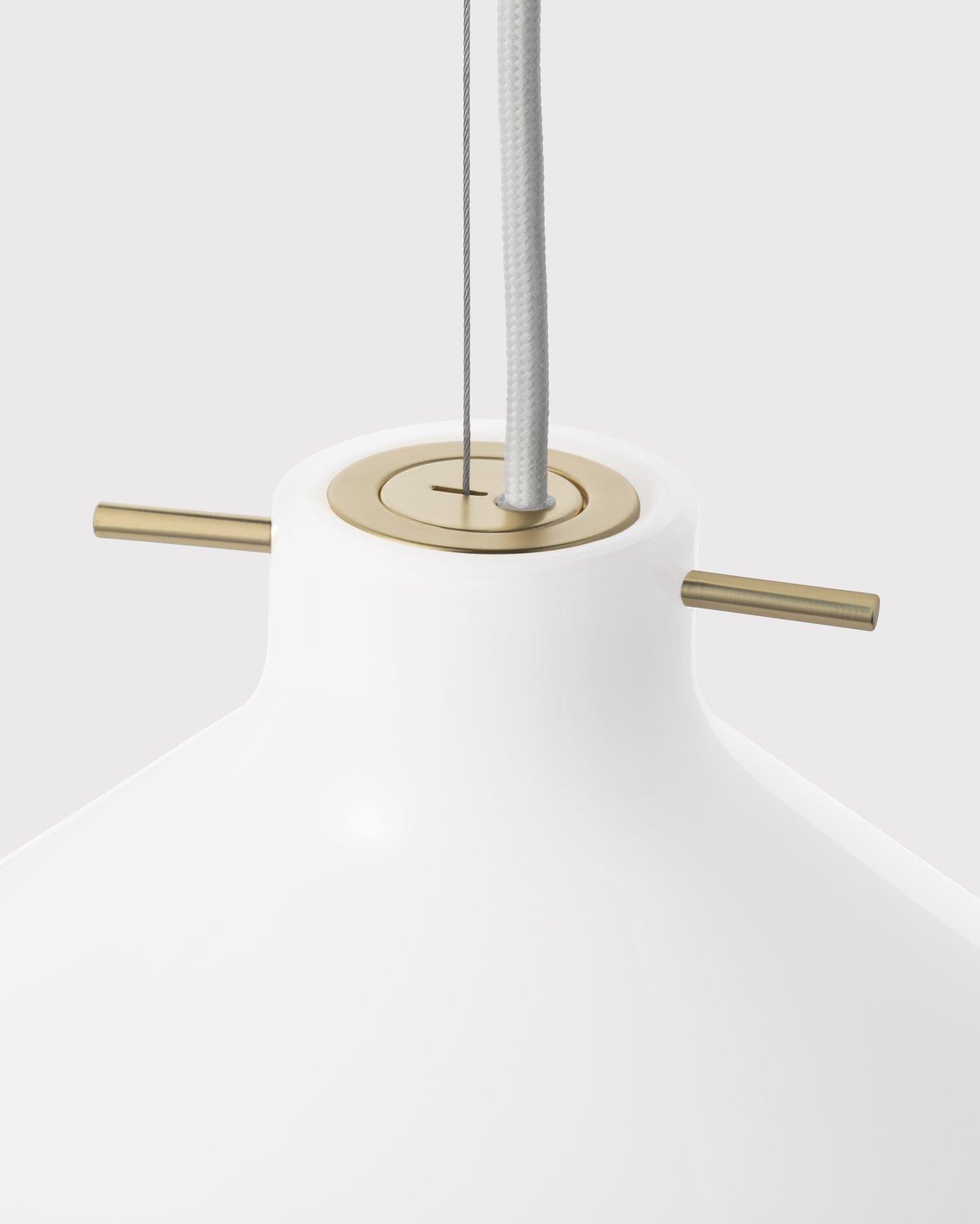 Scandinave moderne Lampe à suspension «pose 175 » de GamFratesi pour Lyfa, finition en laiton en vente