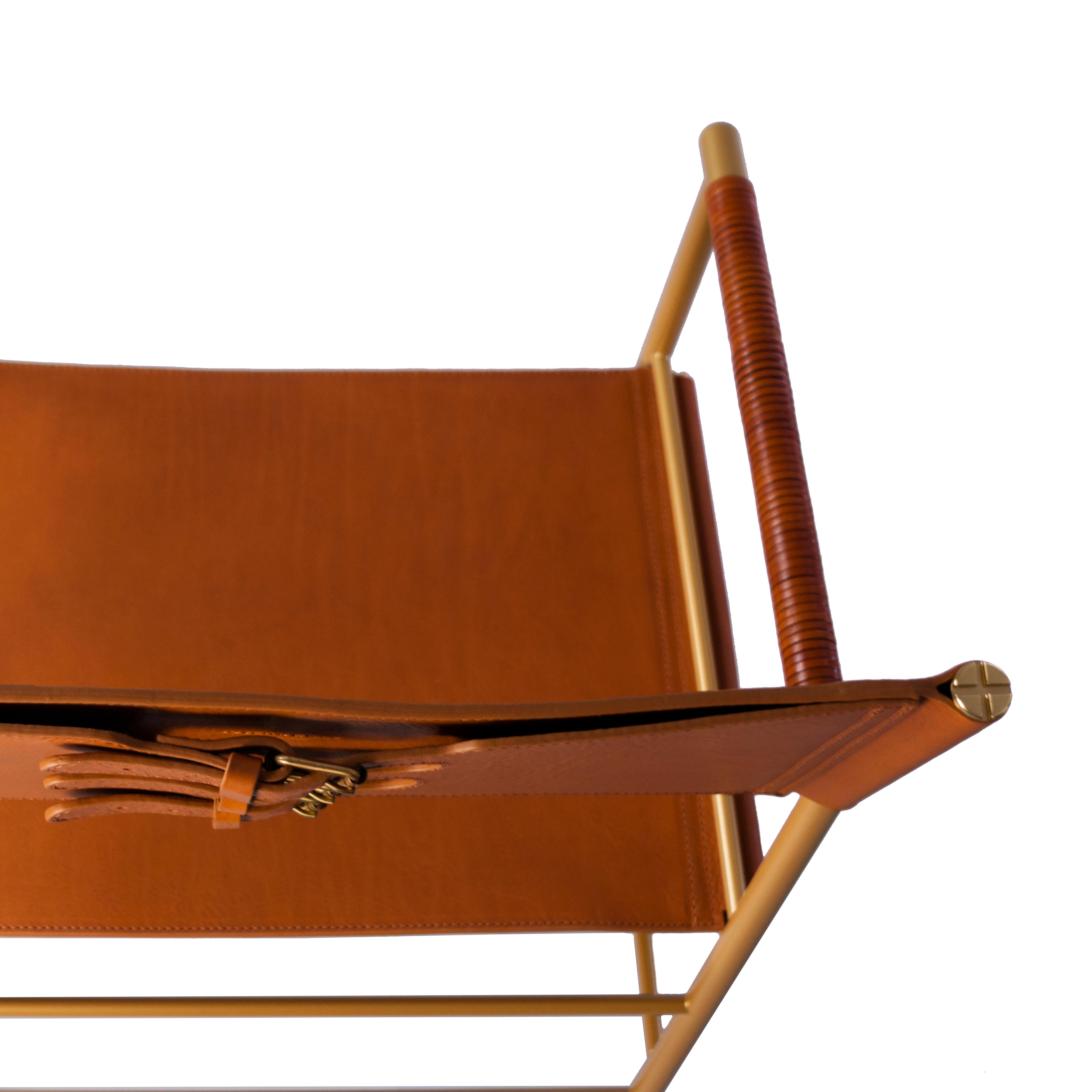 XXIe siècle et contemporain Tabouret de bar Repose w. Dossier, cuir tan et cadre à revêtement poudré en laiton vieilli en vente