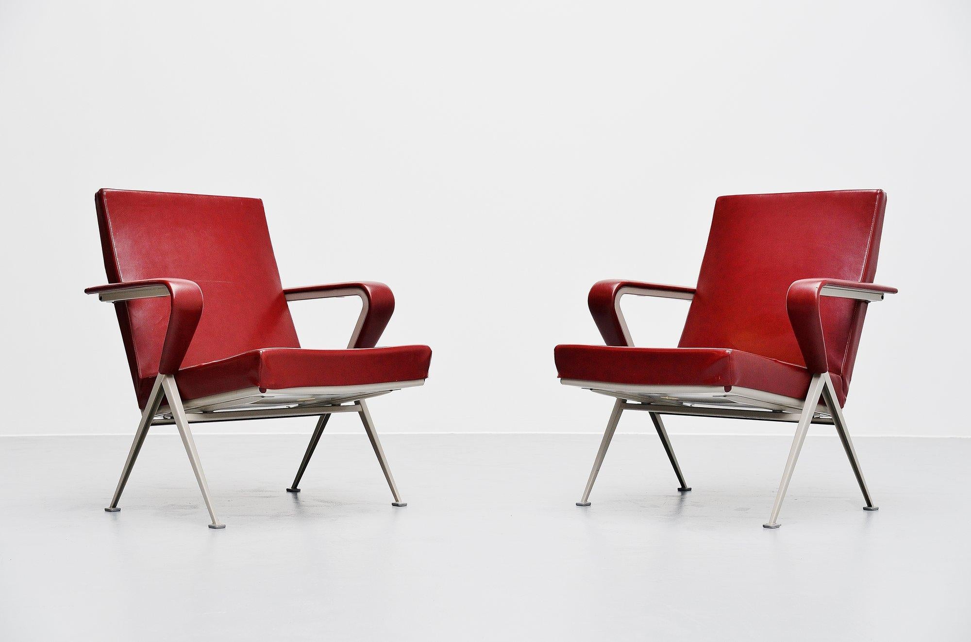 Important pair of industrial easy chairs model Repose, designed by Friso Kramer and manufactured by Ahrend de Cirkel, Holland 1959. The chairs have a very nice v shaped grey painted frame with metal structure, even better looking than the visiteur