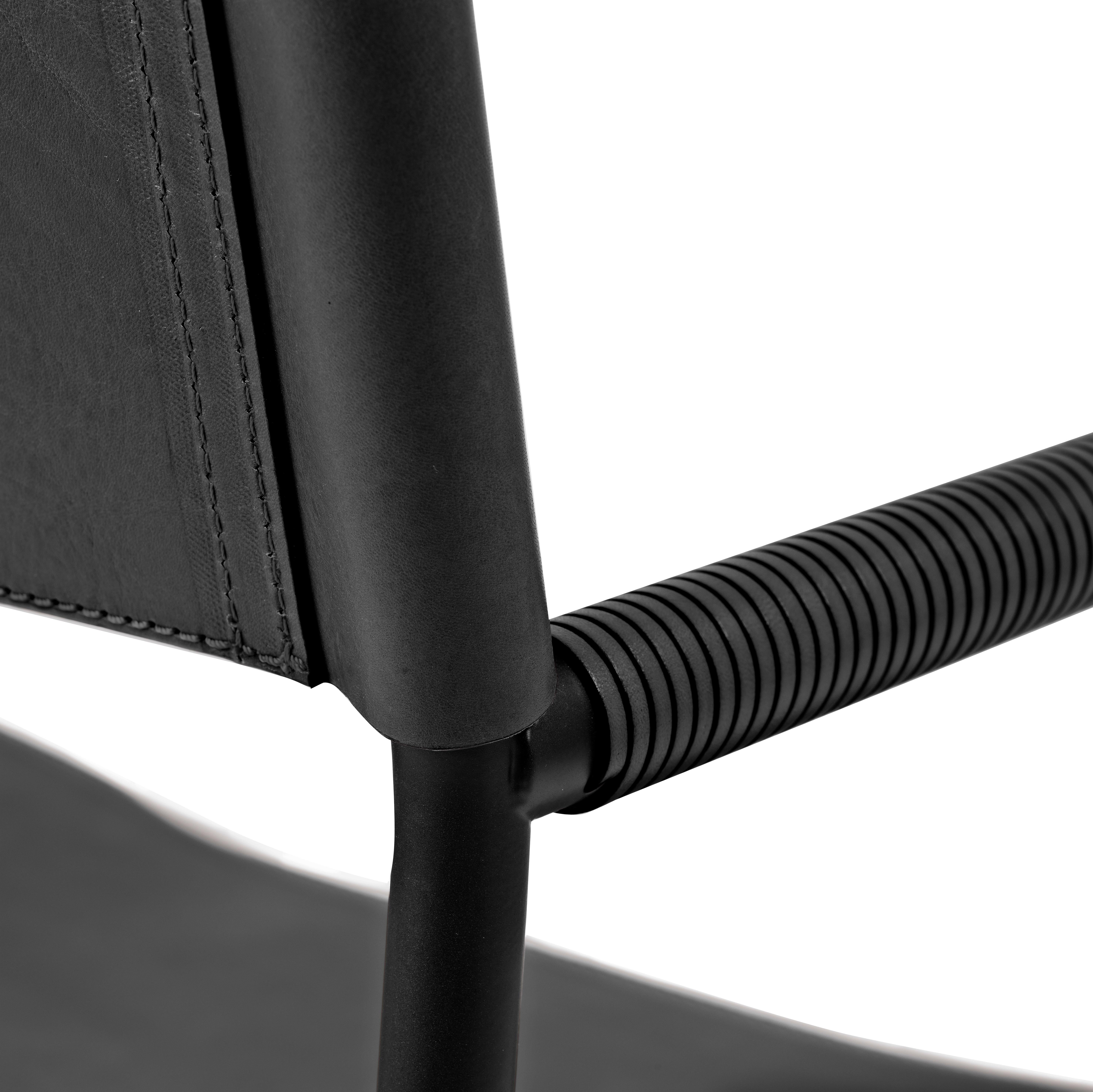 Zeitloser klassischer zeitgenössischer Sessel aus schwarzem Leder und schwarzem Gummimetall im Angebot 3