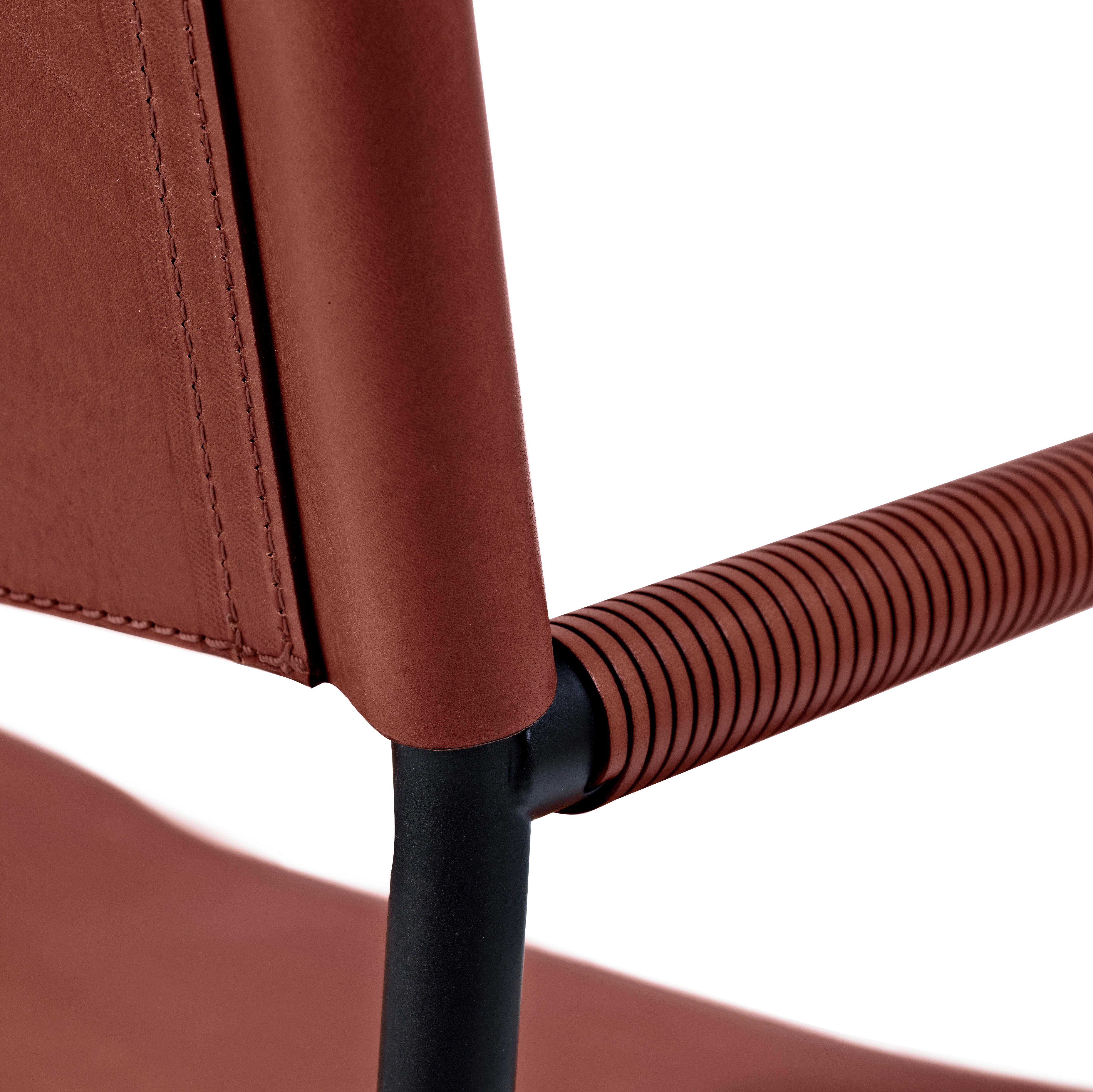Kunsthandwerklicher zeitgenössischer Stuhl aus cognacfarbenem Leder und schwarzem Gummimetall im Angebot 4