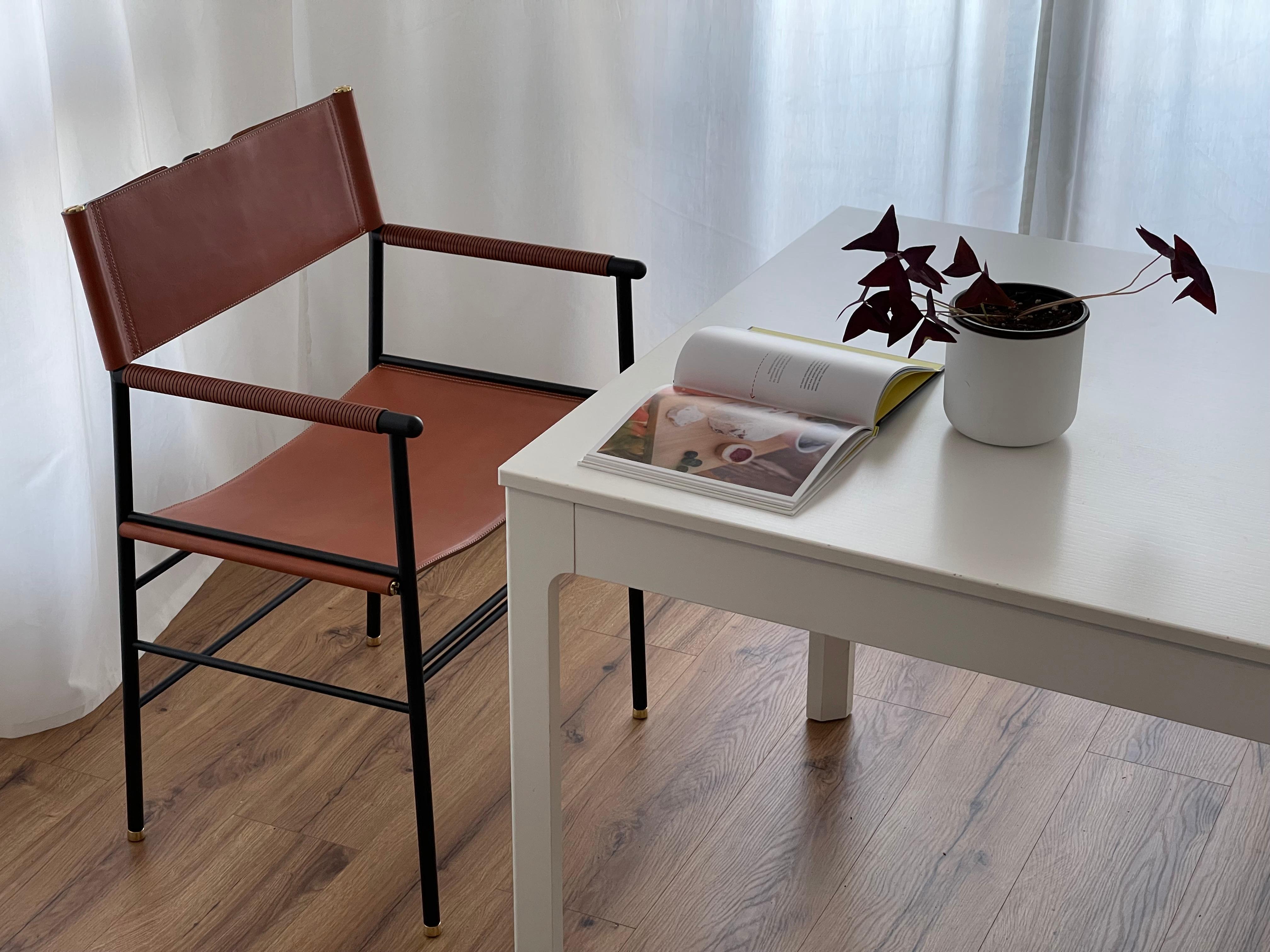 Kunsthandwerklicher zeitgenössischer Stuhl aus cognacfarbenem Leder und schwarzem Gummimetall im Angebot 6