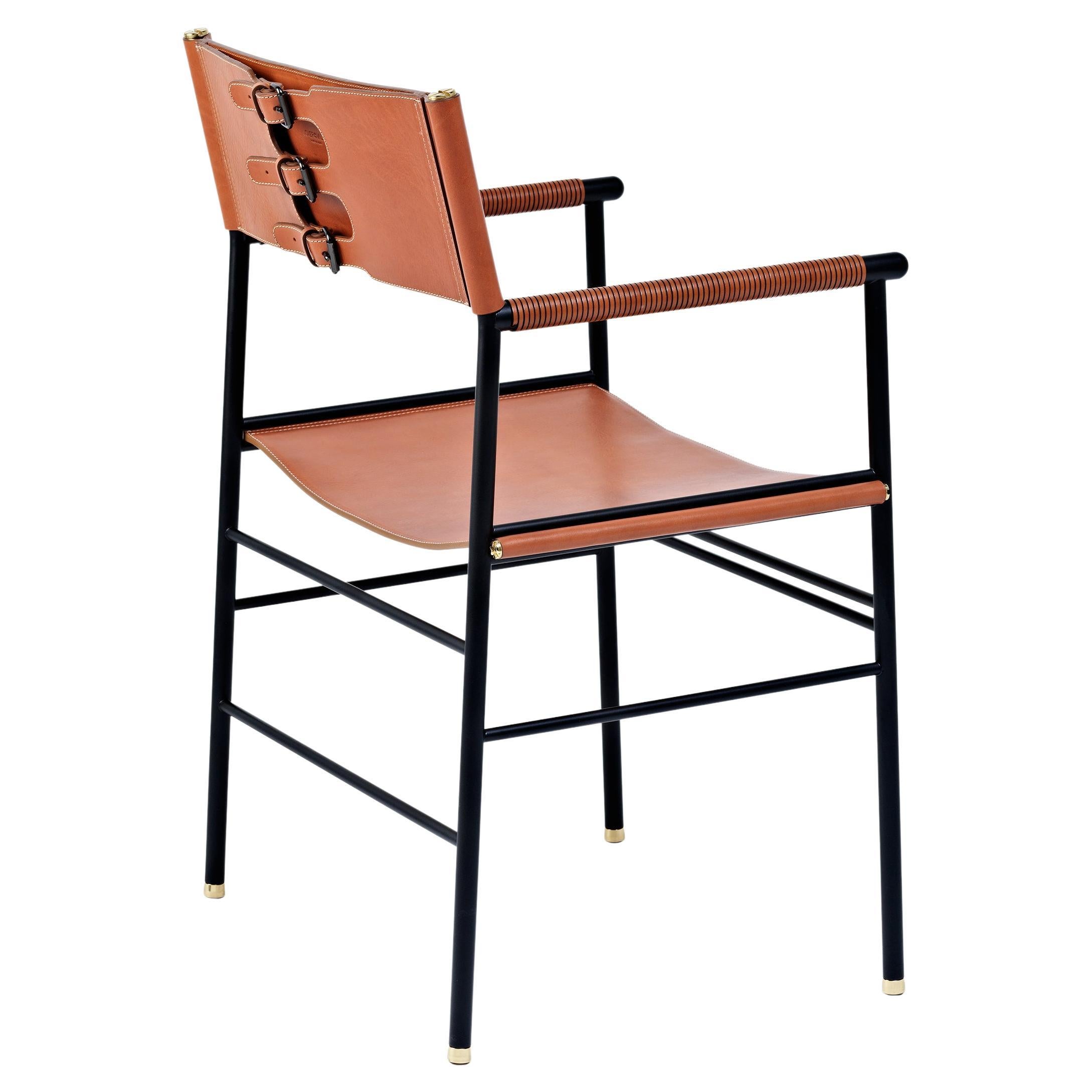 Handgefertigter zeitgenössischer Sessel aus natürlichem Tabakleder und schwarzem Gummimetall