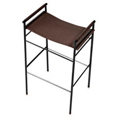 Tabouret de bar contemporain classique artisanal en cuir marron foncé et acier caoutchouc noir