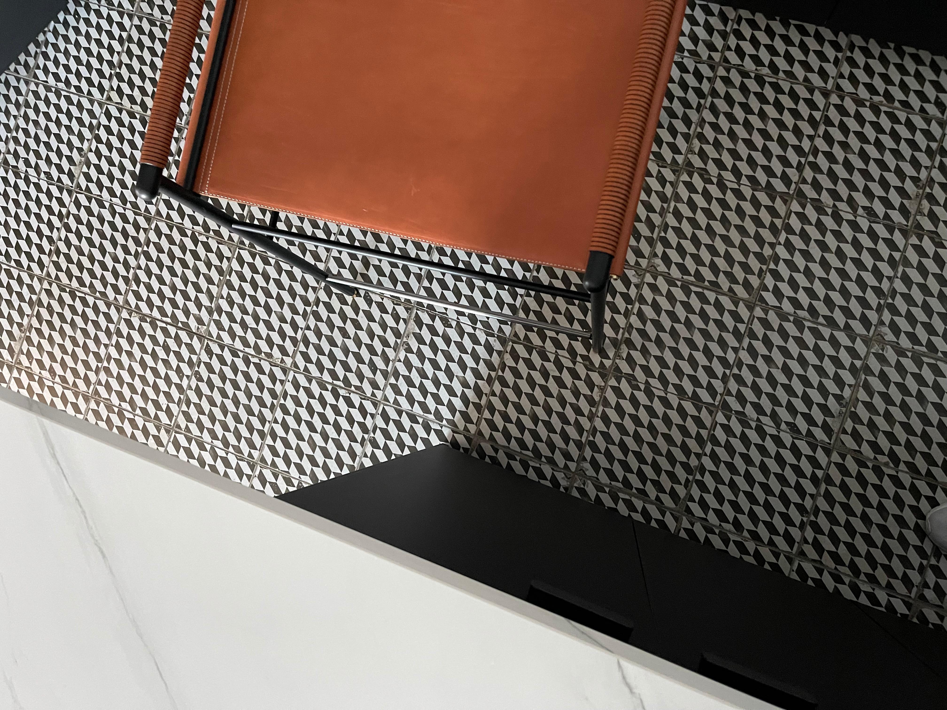 Sgabello da banco contemporaneo Artisan Classic Leather Nero Gomma Metallo in vendita 1