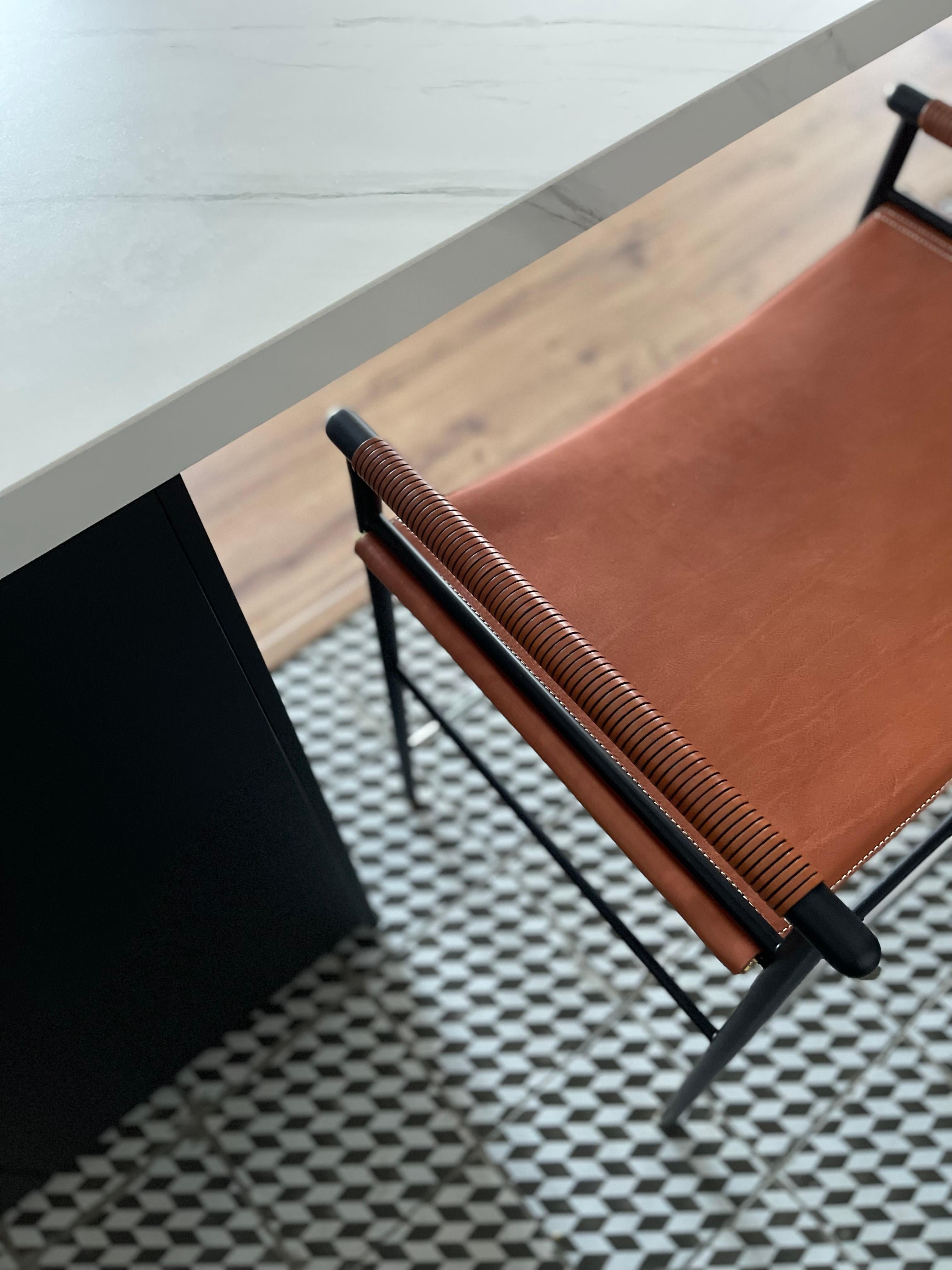 Tabouret de bar artisanal contemporain en cuir cognac et métal caoutchouc noir en vente 2