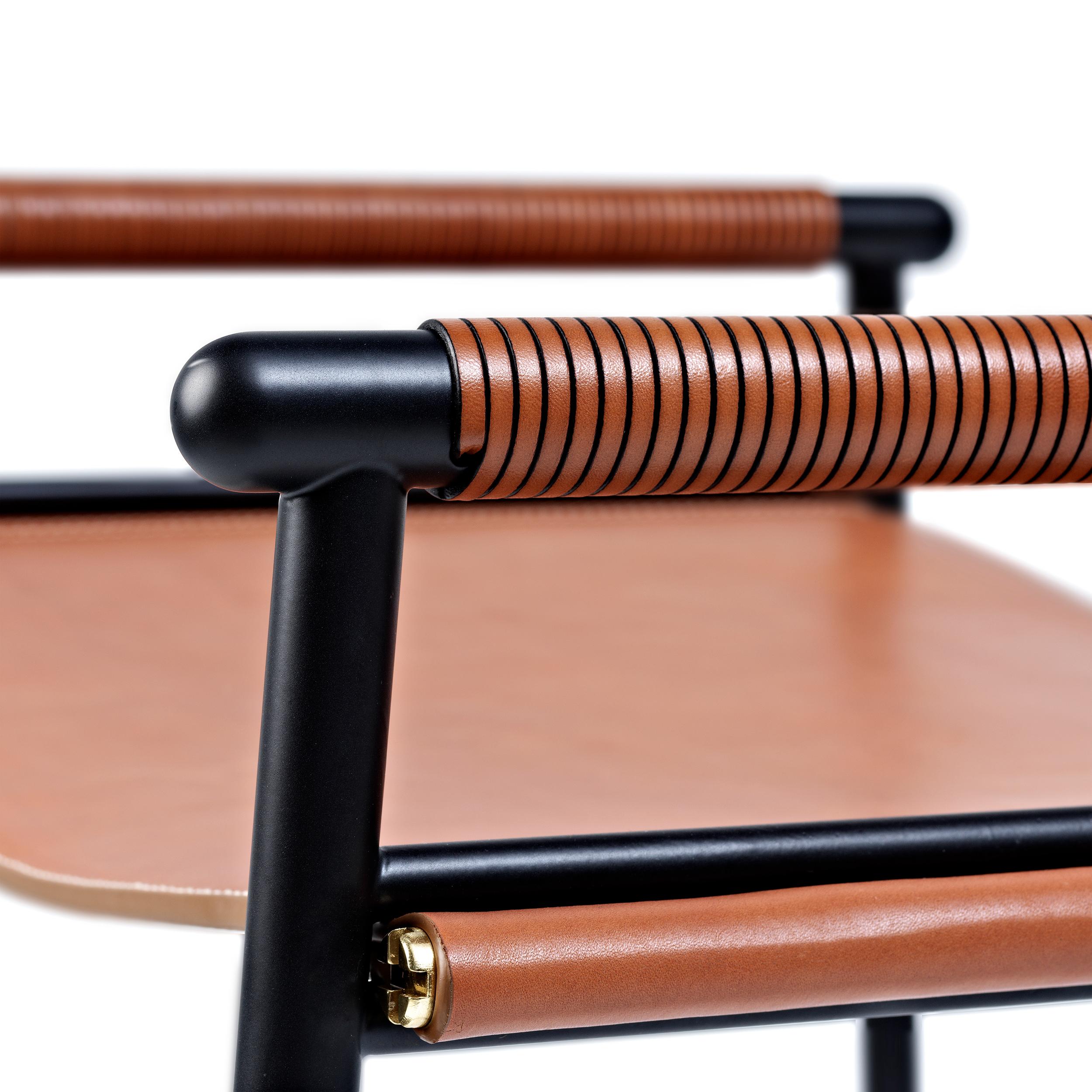 Acier Tabouret de bar classique contemporain de comptoir, cuir naturel brun clair et métal en caoutchouc noir en vente