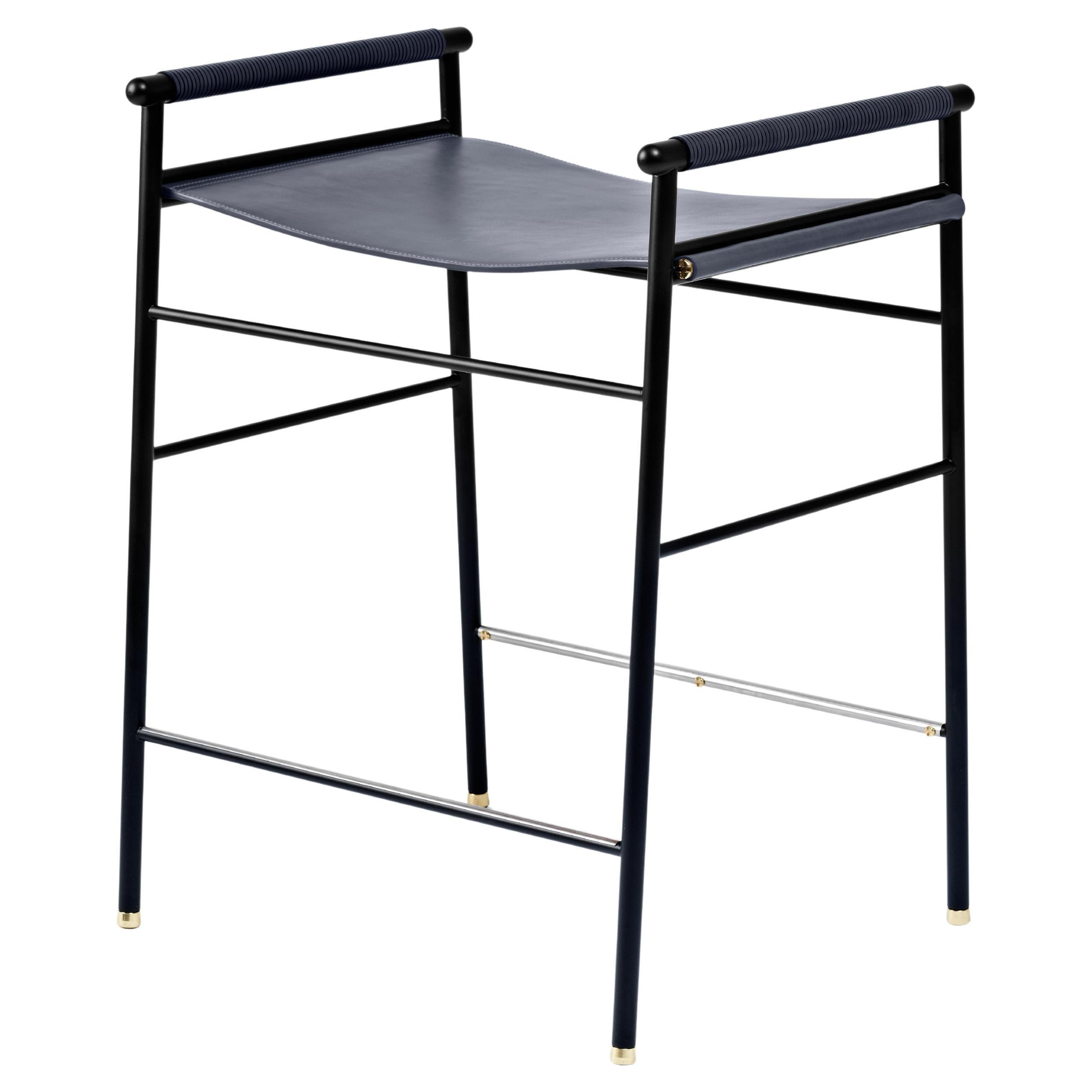 Taburete Artesano Contemporáneo de Barra Cuero Azul Marino y Metal de Caucho Negro