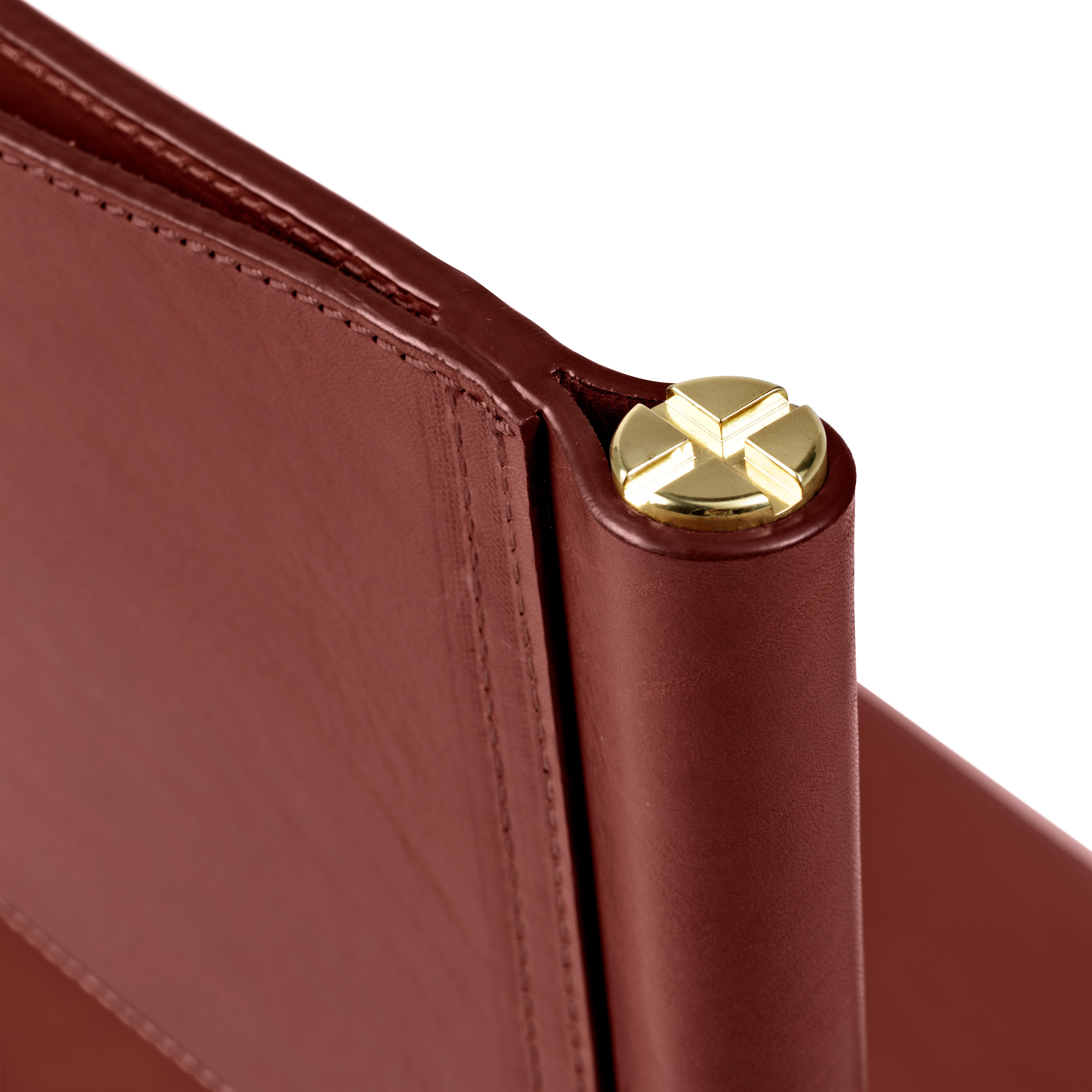 XXI secolo e contemporaneo Sgabello da banco classico con. Schienale in pelle cognac e gomma nera in metallo in vendita