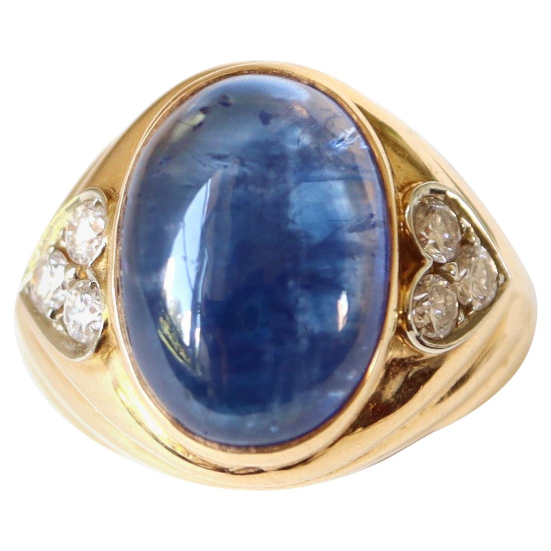 REPOSSI 18 kt yellow gold gadrooned ring set with a large cabochon sapphire of over 10 carats shouldered on each side with a Heart motif setting 3 diamonds weighing approximately 0.5 carats for the three, for a total of one carat for the