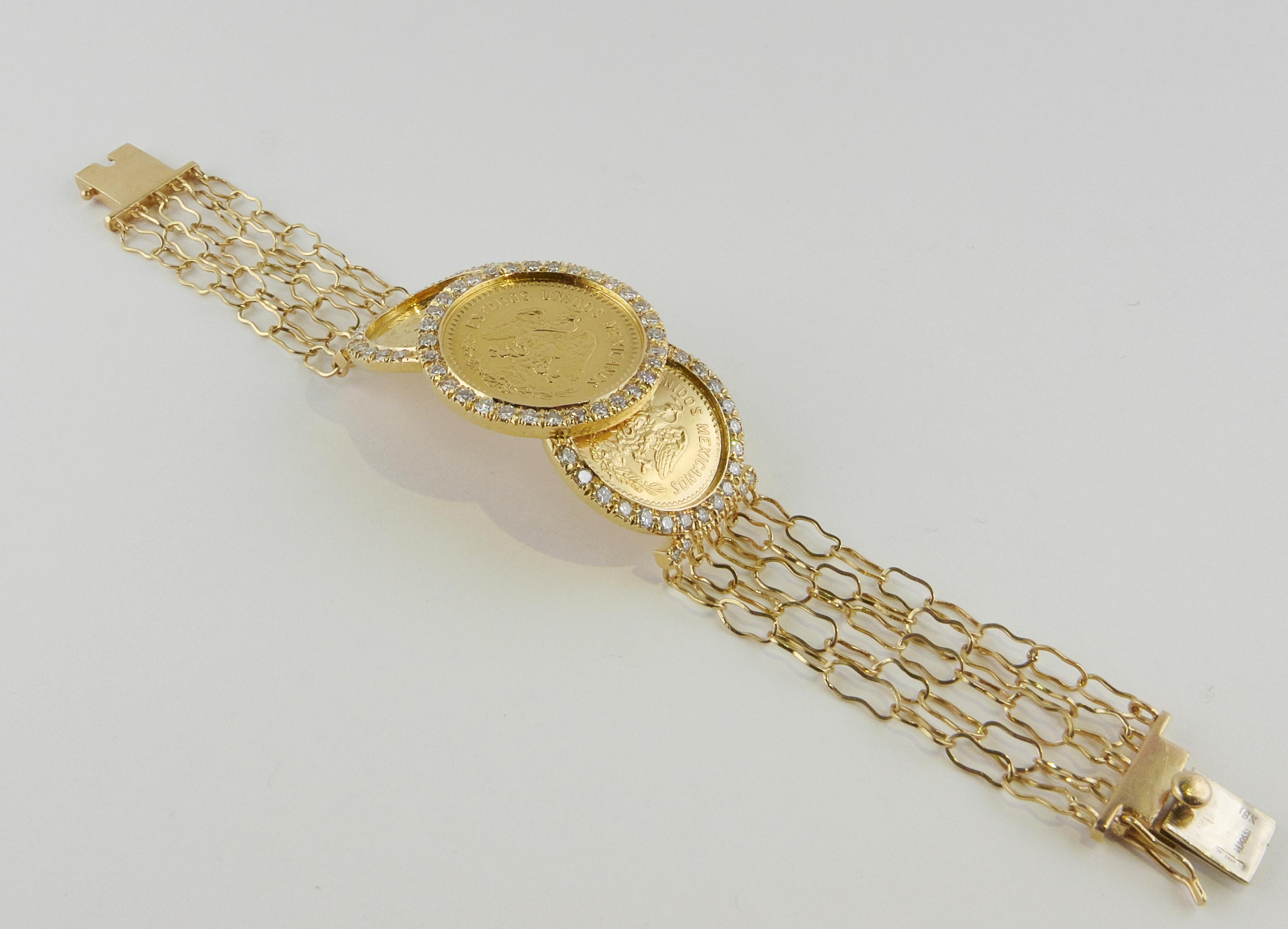 Ein äußerst schickes Armband, bestehend aus drei Münzen aus 24-karätigem Gelbgold, die in eine ungewöhnliche, gegliederte Fassung aus fünf Strängen einer 18-karätigen Goldkette eingefasst sind. Die drei reichen und warmen Ton Gold mexikanischen