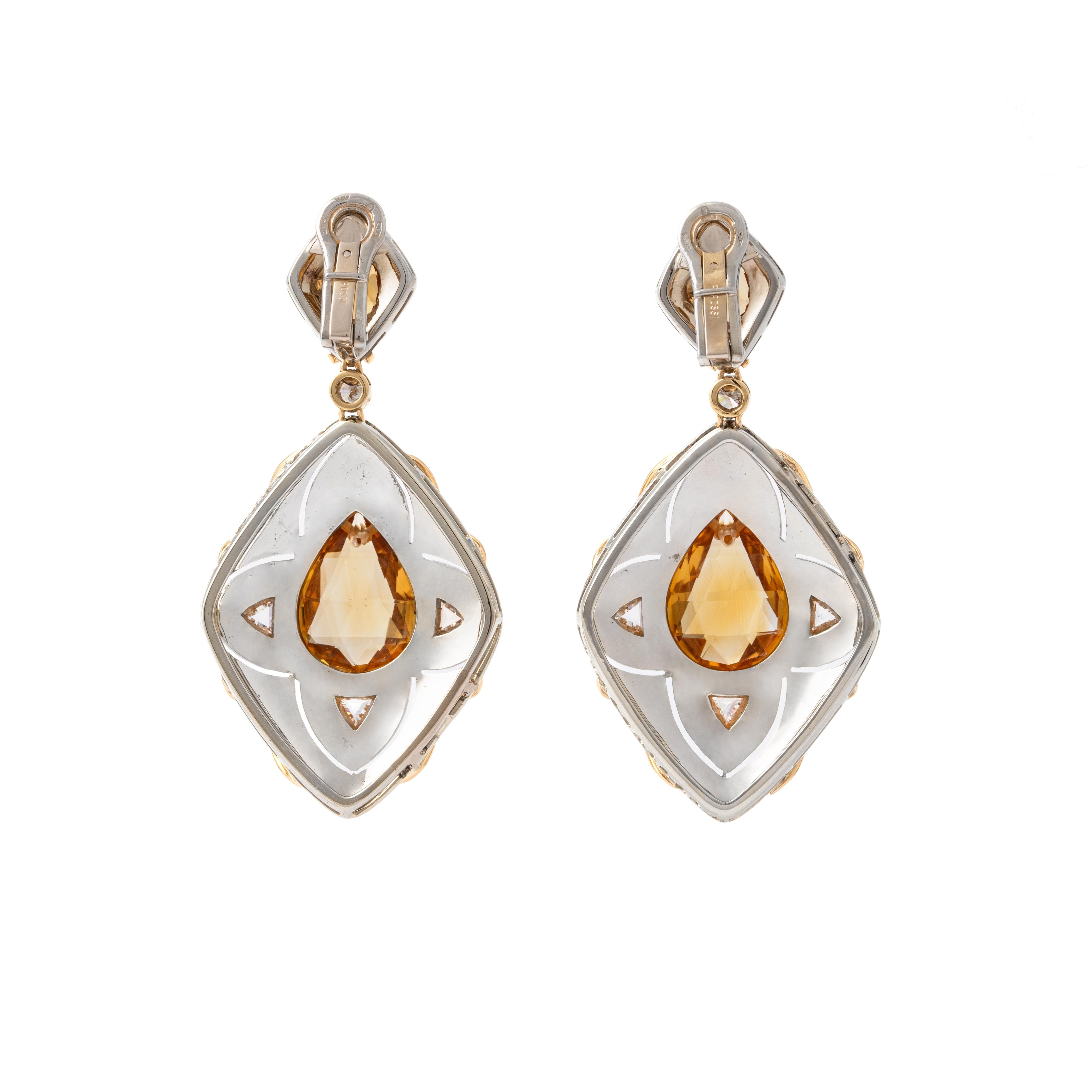 Repossi. Colgantes de oro blanco y amarillo de 18 quilates con citrino y diamante. 
Finales del siglo XX.

Longitud total: aprox. 6.50 centímetros.
Anchura total: 4.10 centímetros.
Peso total: 42,12 gramos.
