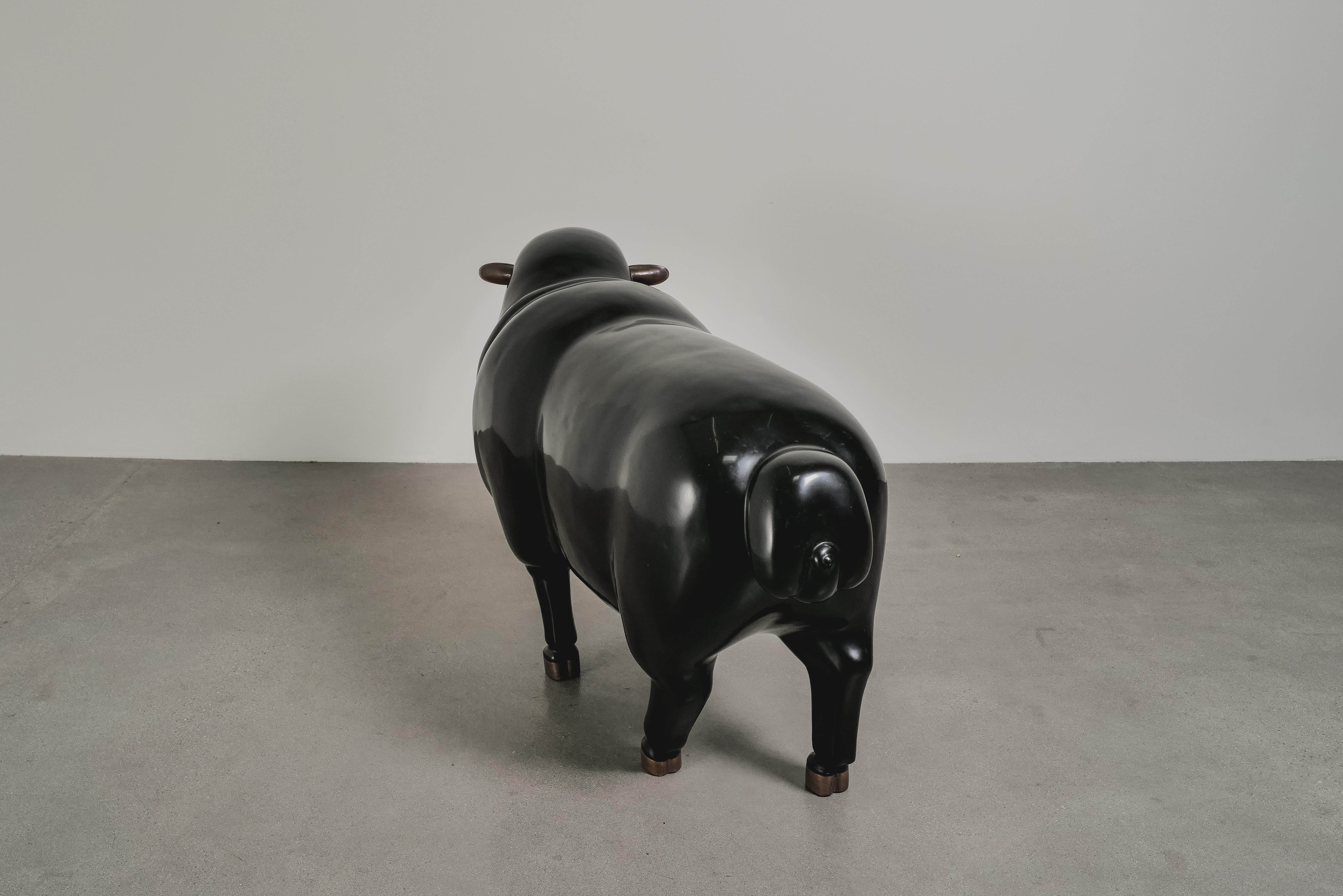 Schwarzlack-Repoussé-Schafskulptur von Robert Kuo, limitierte Auflage im Angebot 1
