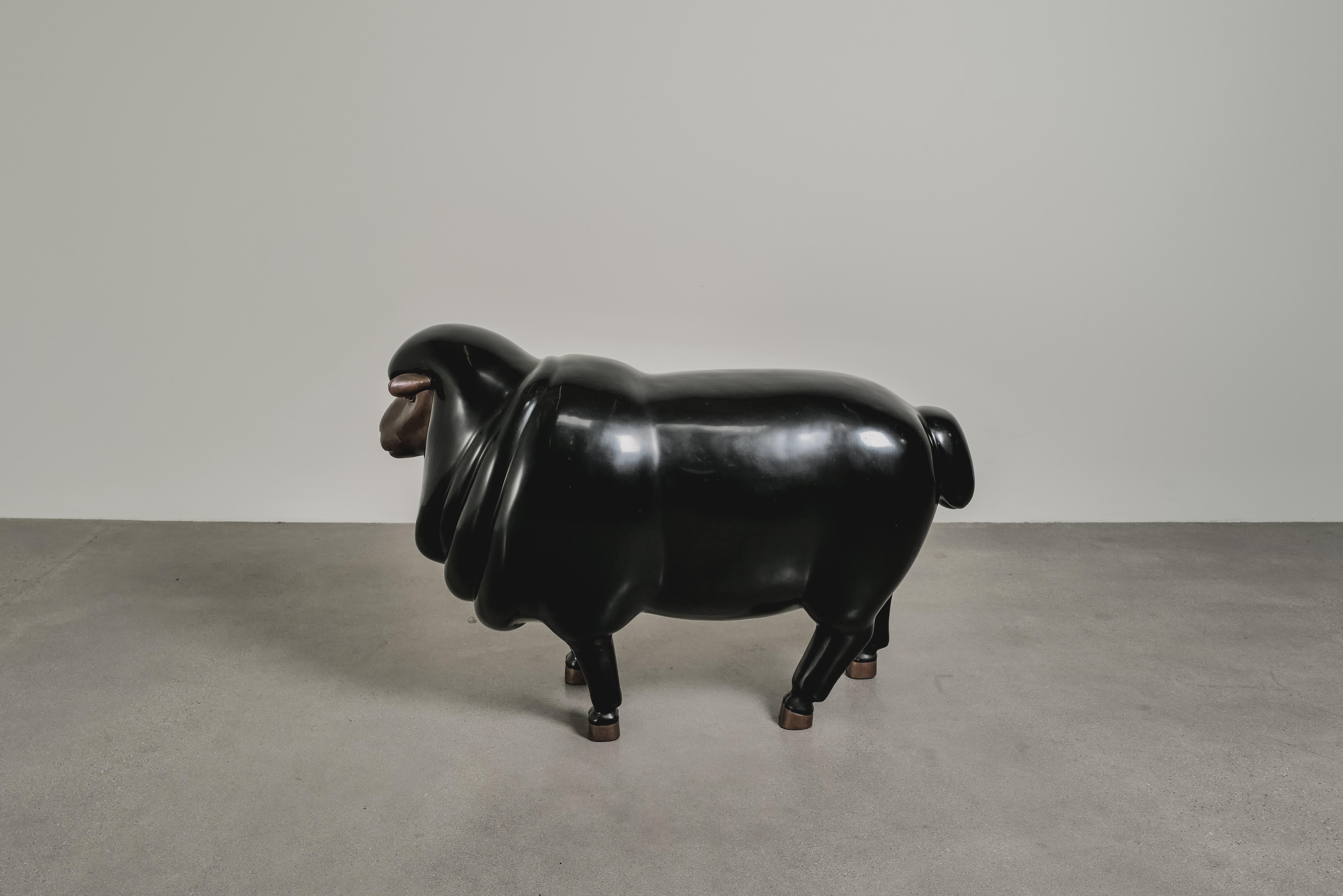 Schwarzlack-Repoussé-Schafskulptur von Robert Kuo, limitierte Auflage im Angebot 3