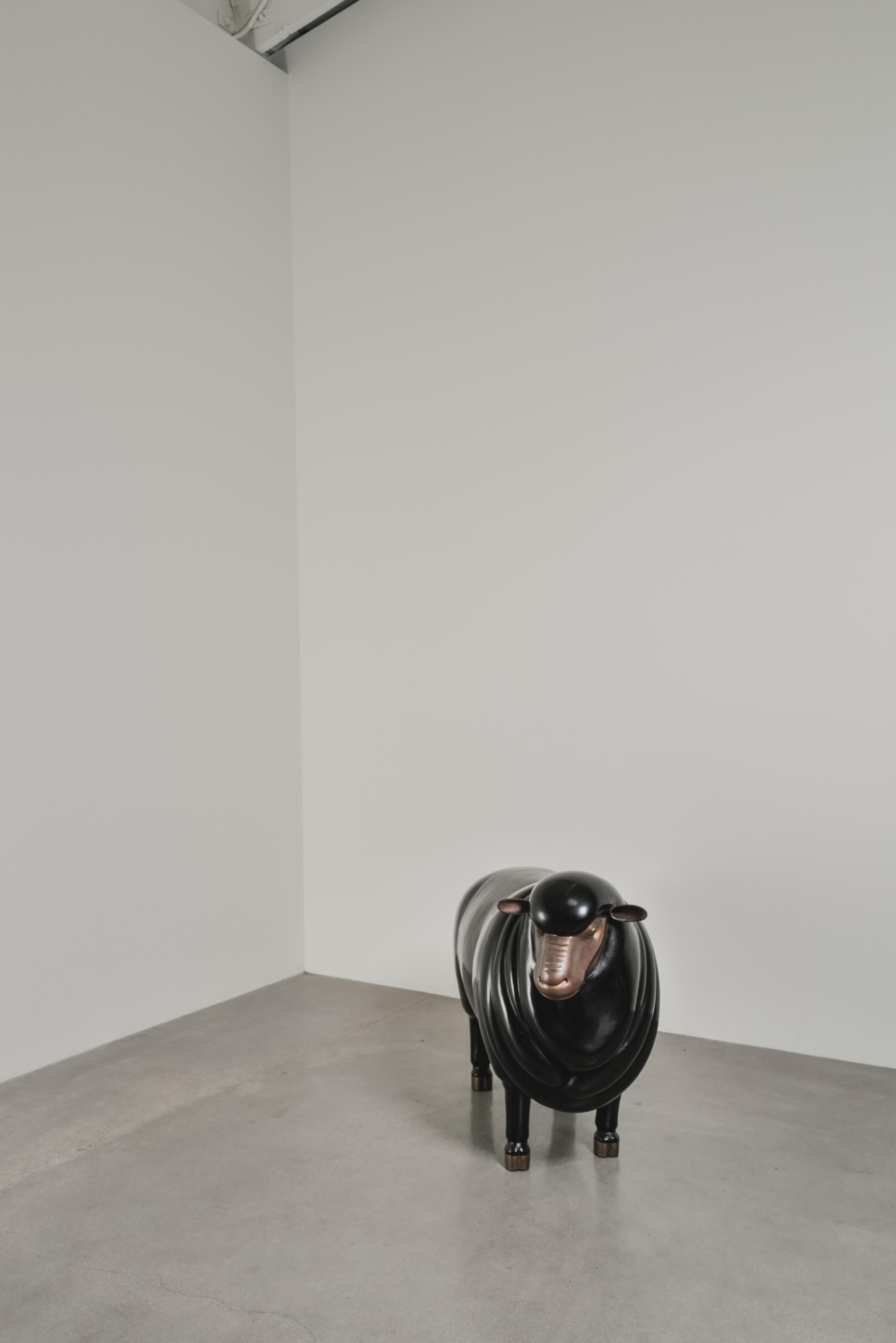 Schwarzlack-Repoussé-Schafskulptur von Robert Kuo, limitierte Auflage (Postmoderne) im Angebot