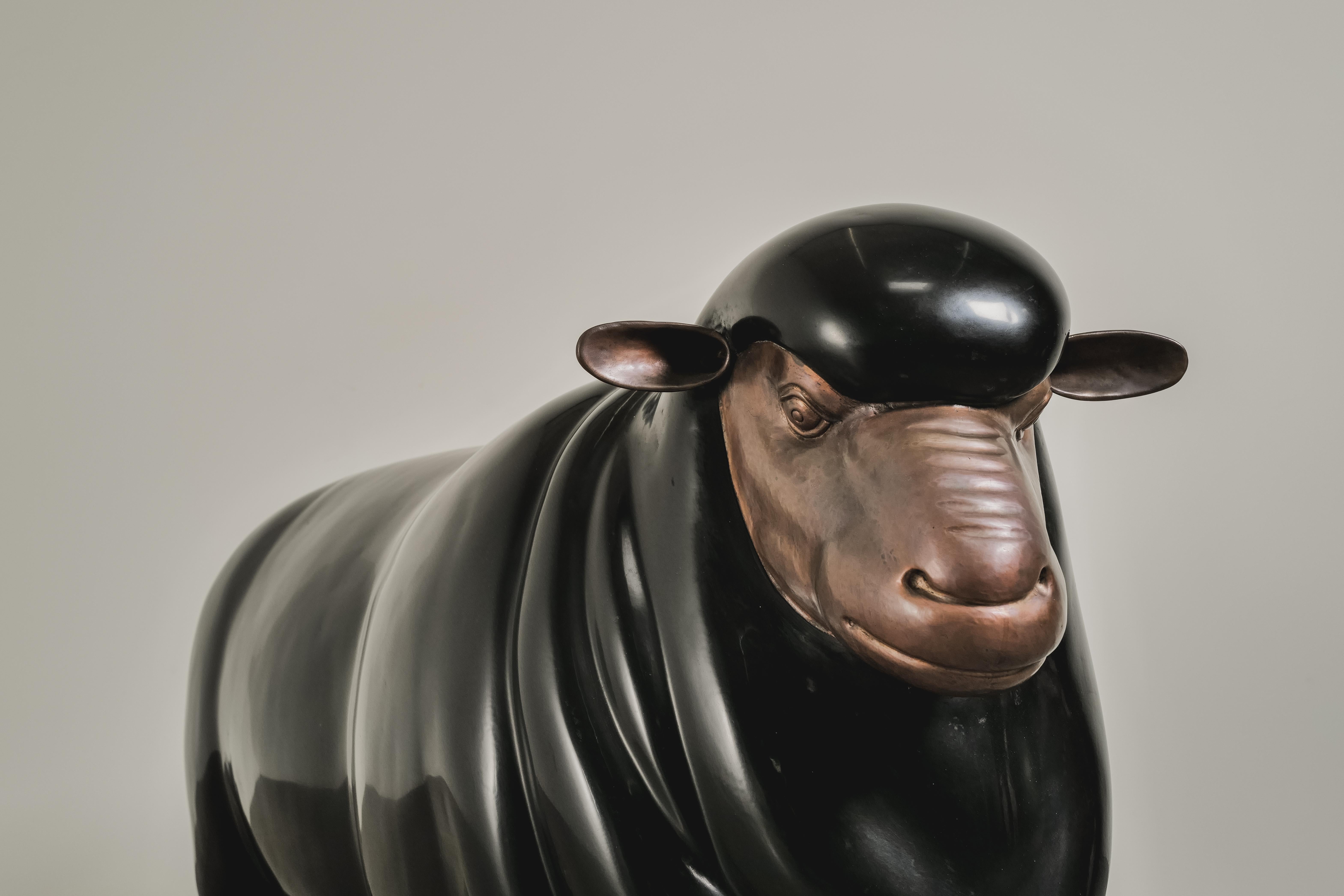 Schwarzlack-Repoussé-Schafskulptur von Robert Kuo, limitierte Auflage im Zustand „Neu“ im Angebot in Los Angeles, CA