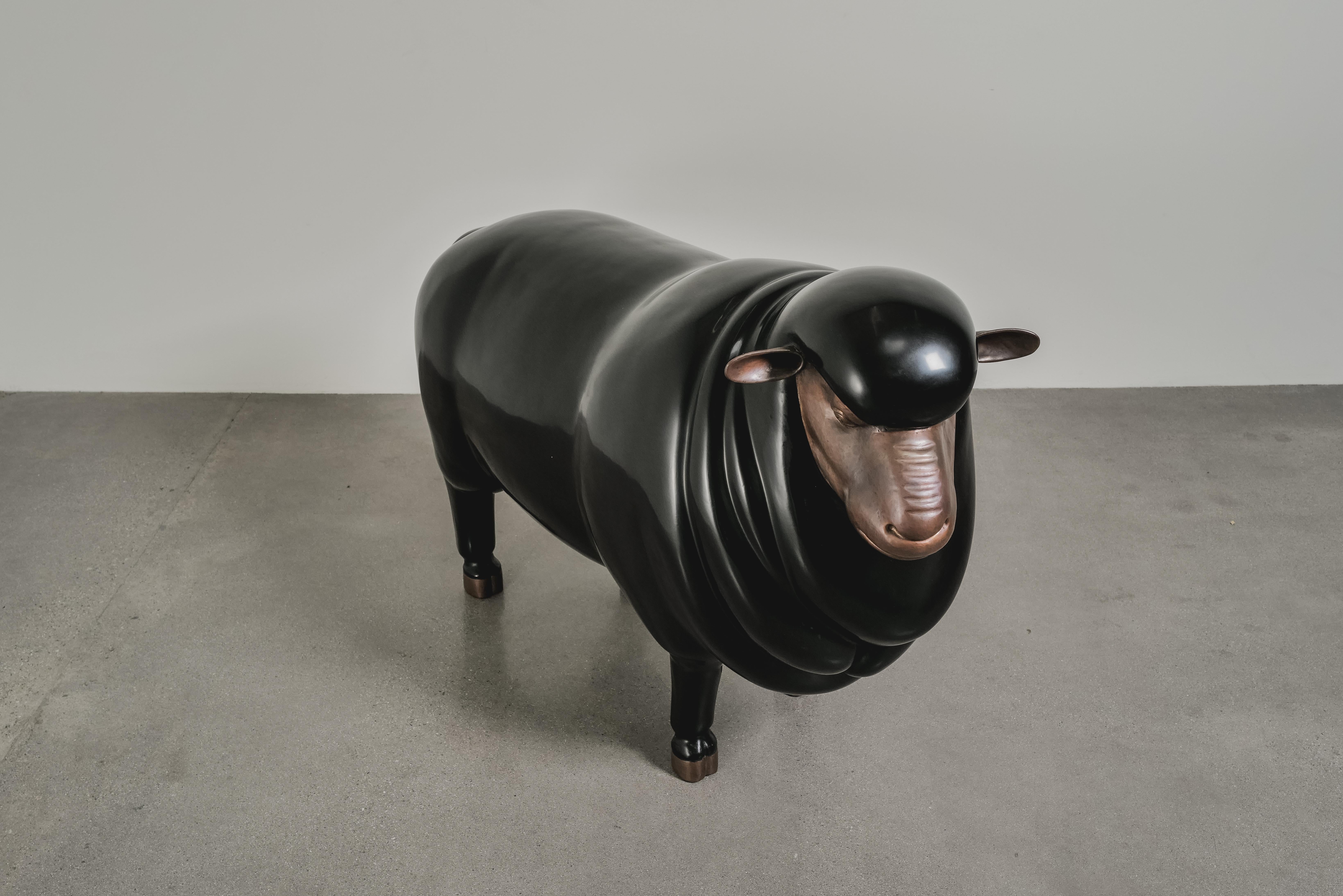 Schwarzlack-Repoussé-Schafskulptur von Robert Kuo, limitierte Auflage (21. Jahrhundert und zeitgenössisch) im Angebot