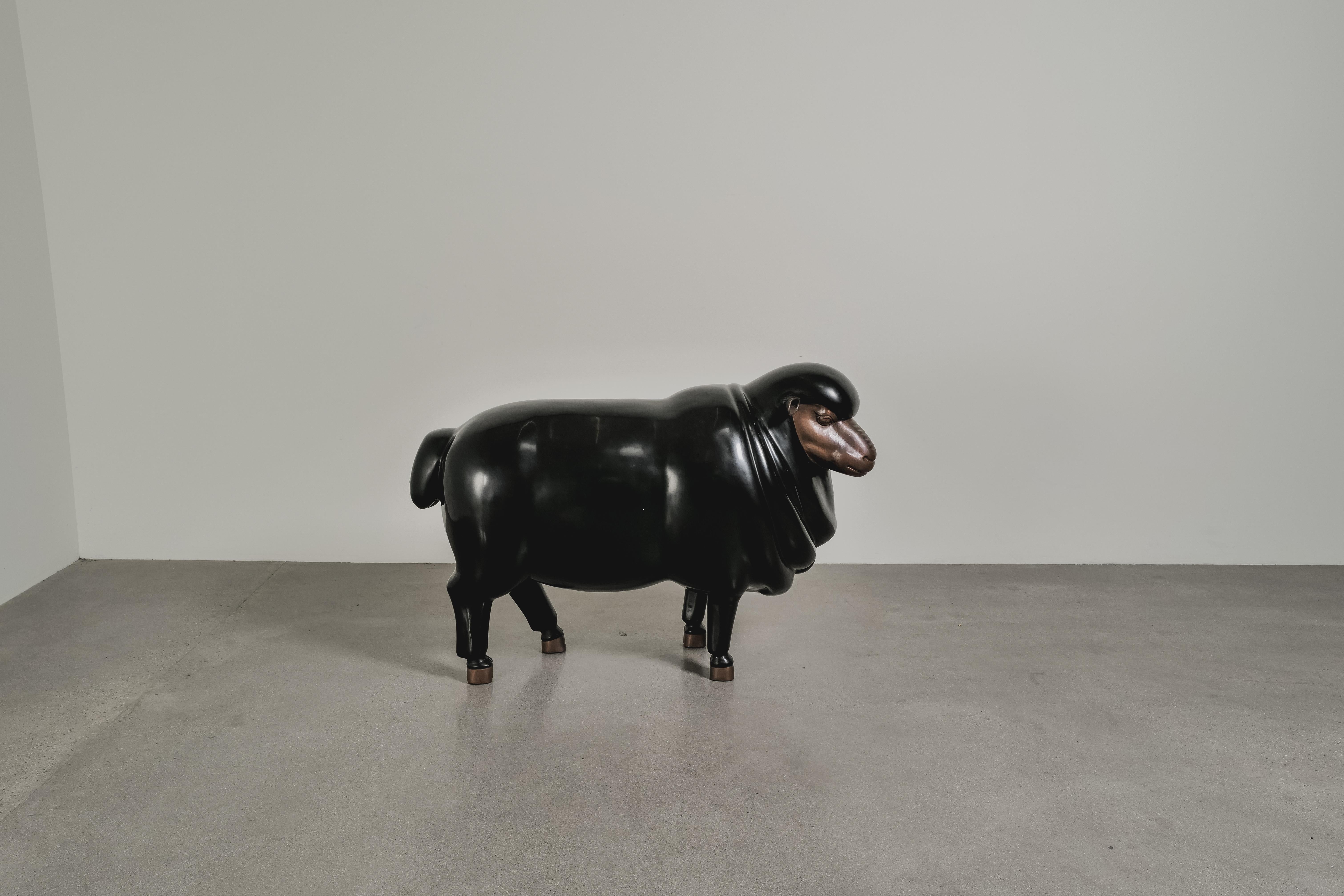 Schwarzlack-Repoussé-Schafskulptur von Robert Kuo, limitierte Auflage (Lack) im Angebot