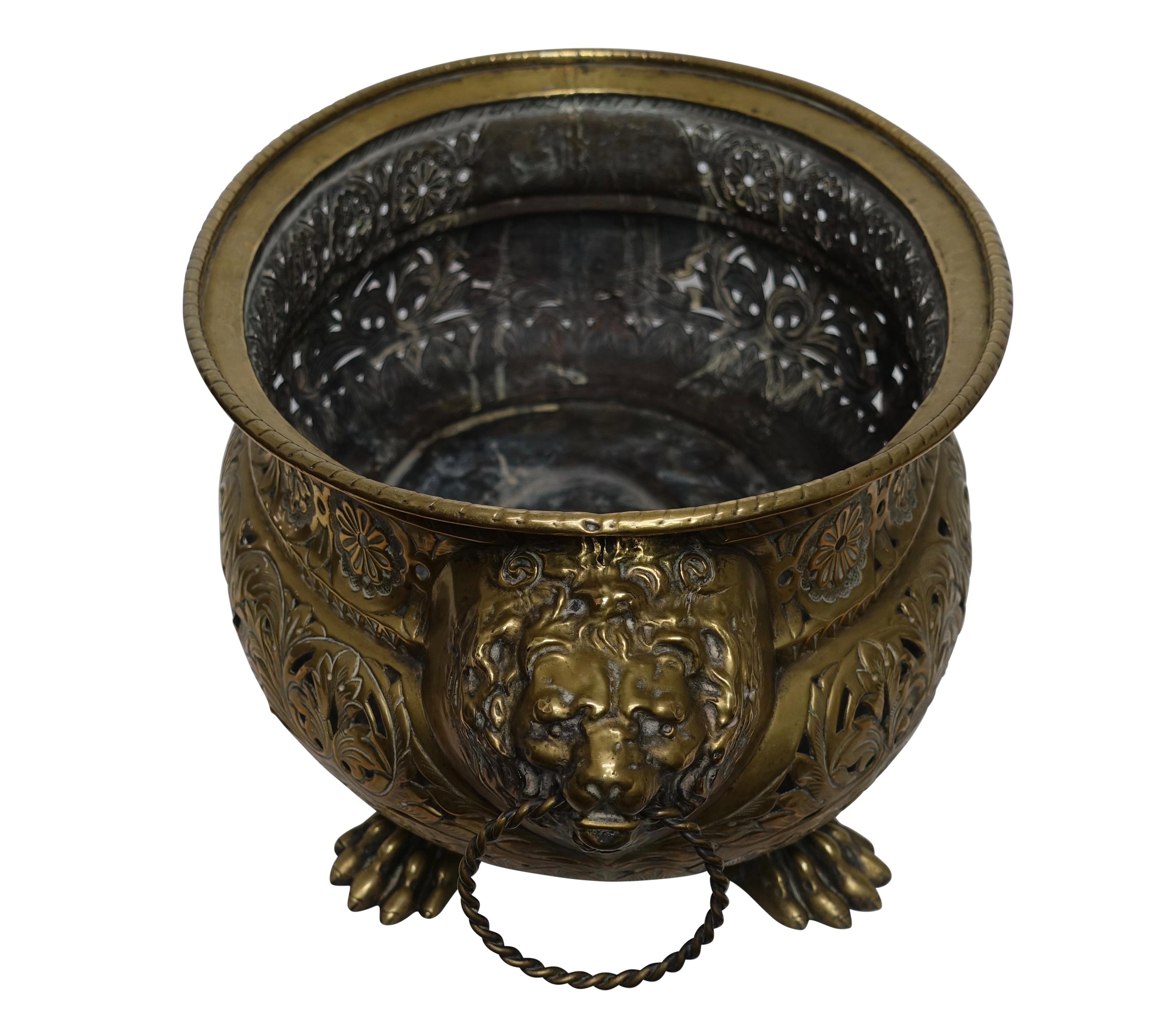 Repousse Brass Jardinière with Lion Head Handles, English, circa 1800 In Good Condition In San Francisco, CA