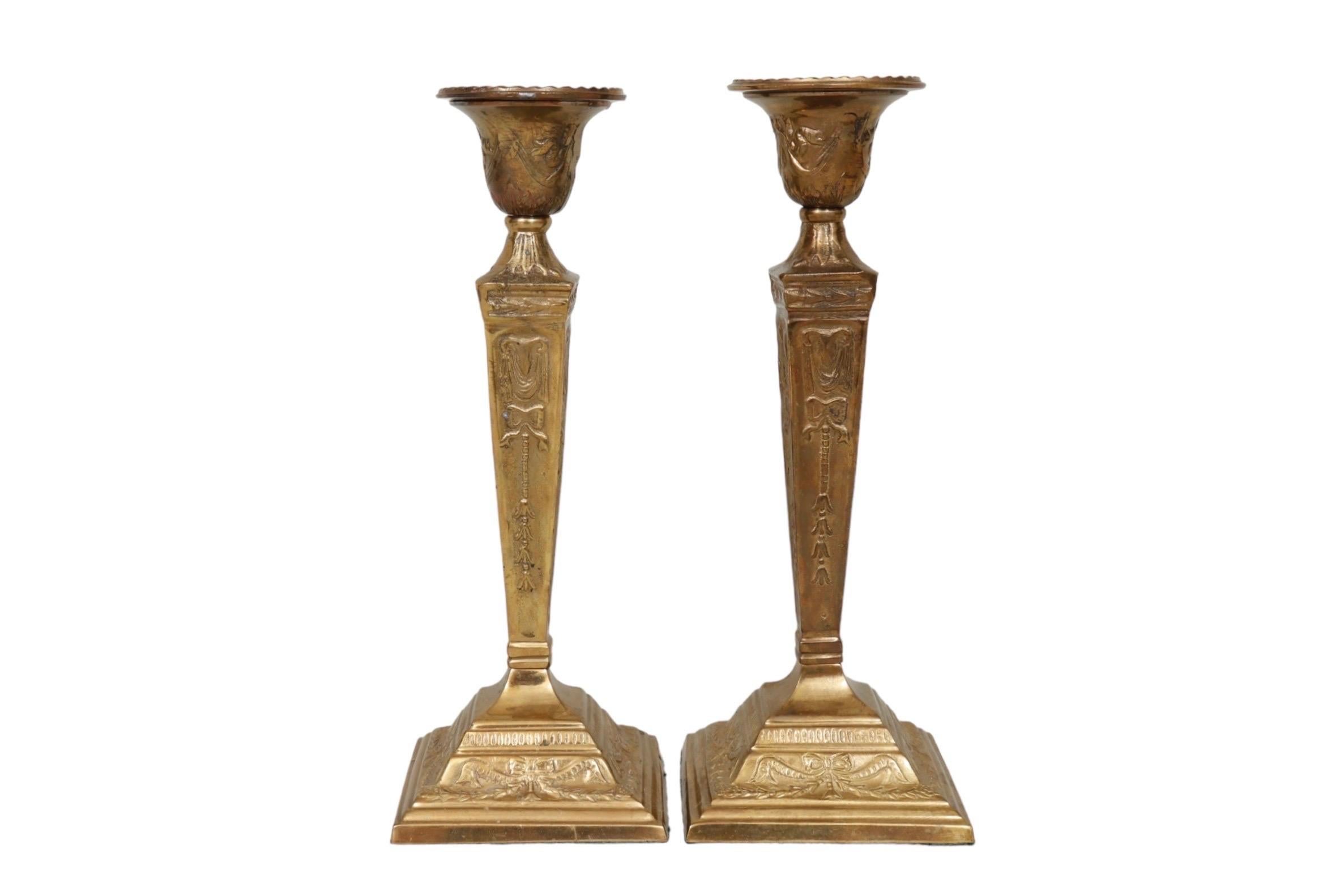 Portacandele a cono in ottone repousse - una coppia In condizioni buone in vendita a Bradenton, FL