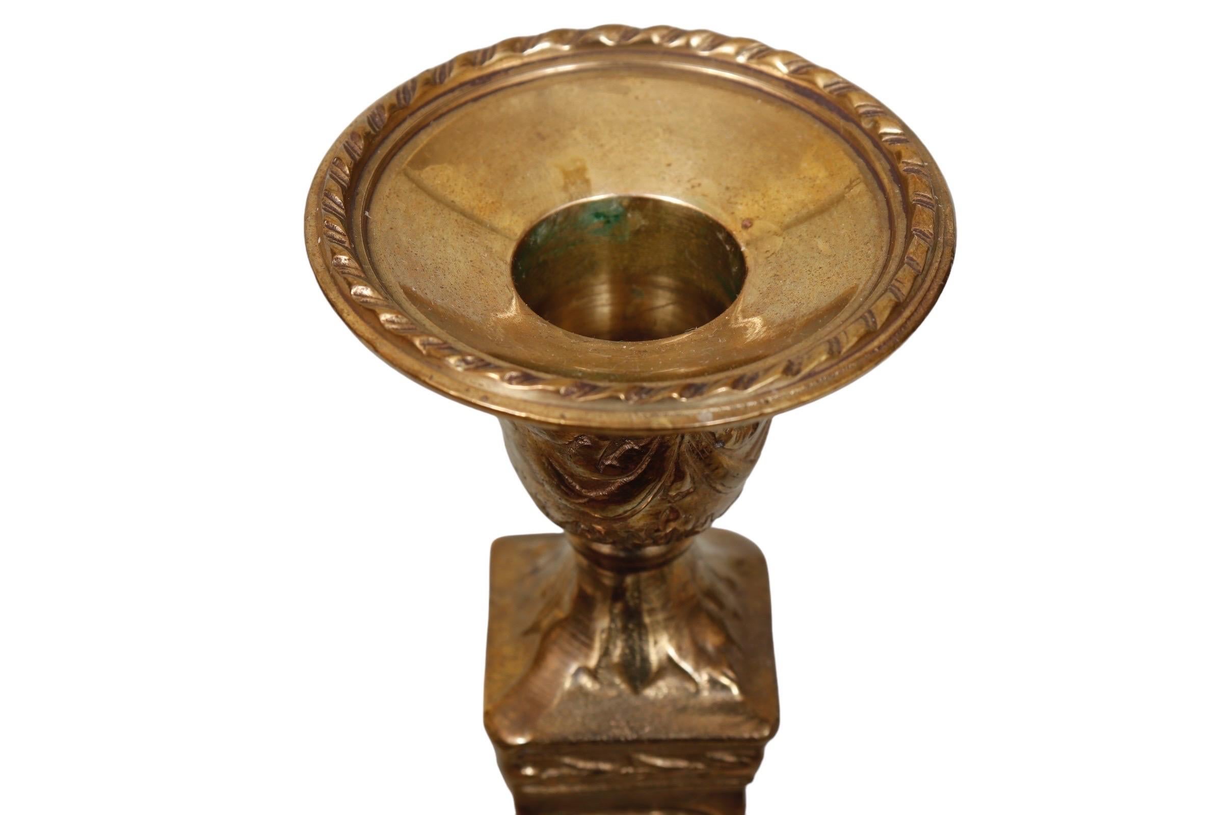 XX secolo Portacandele a cono in ottone repousse - una coppia in vendita