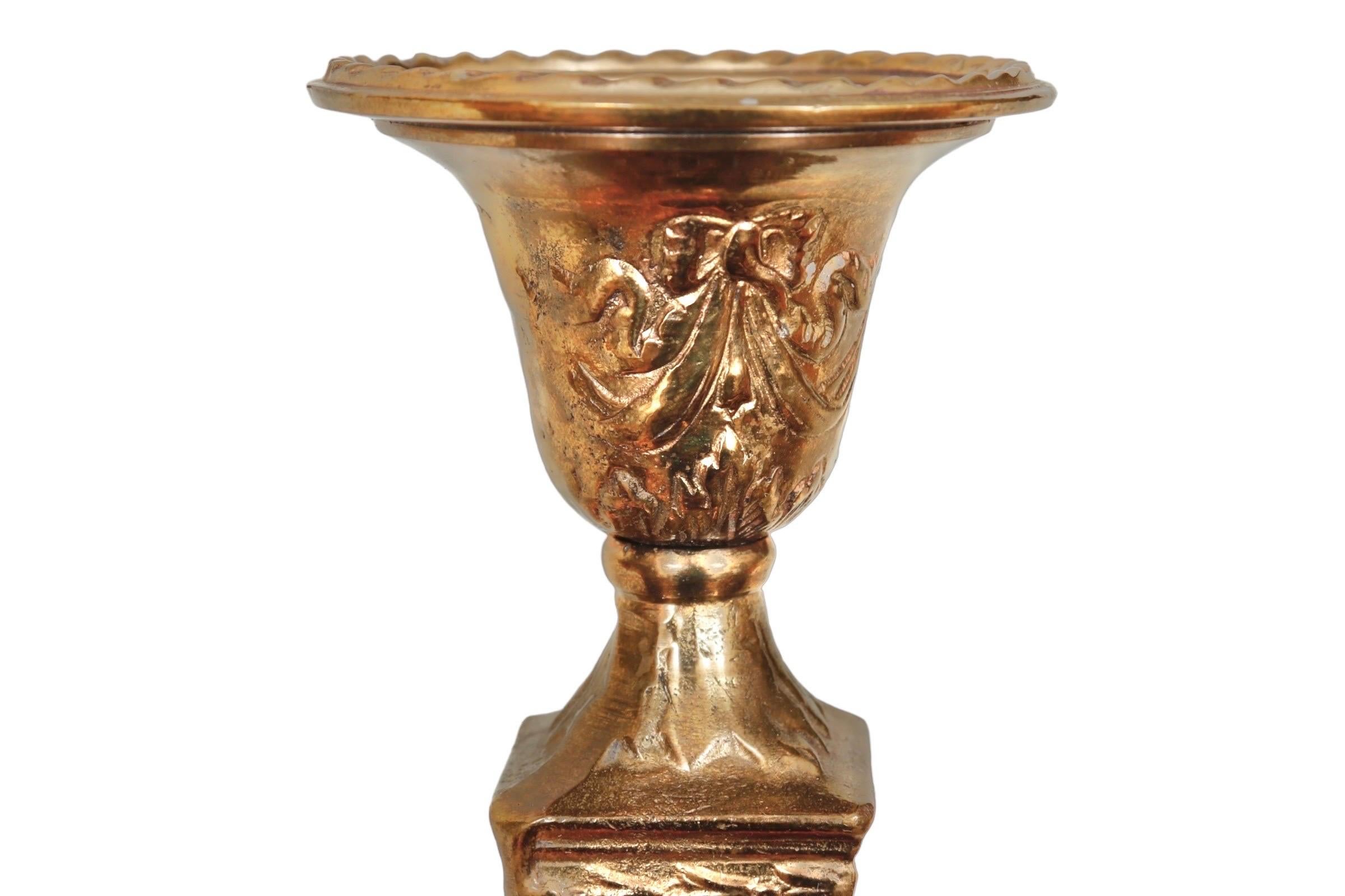Ottone Portacandele a cono in ottone repousse - una coppia in vendita