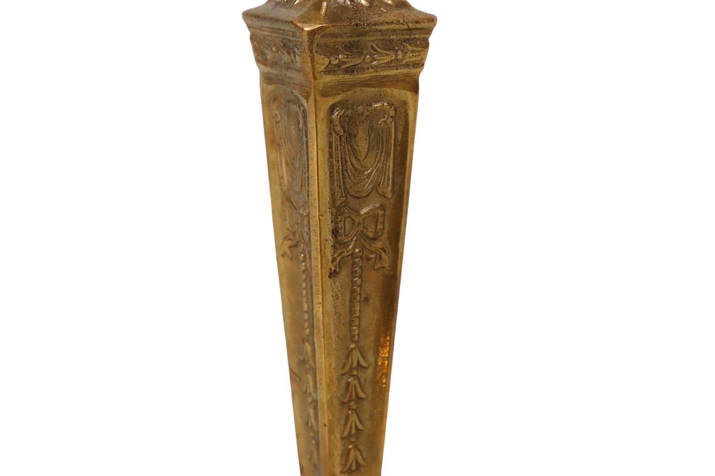 Portacandele a cono in ottone repousse - una coppia in vendita 1