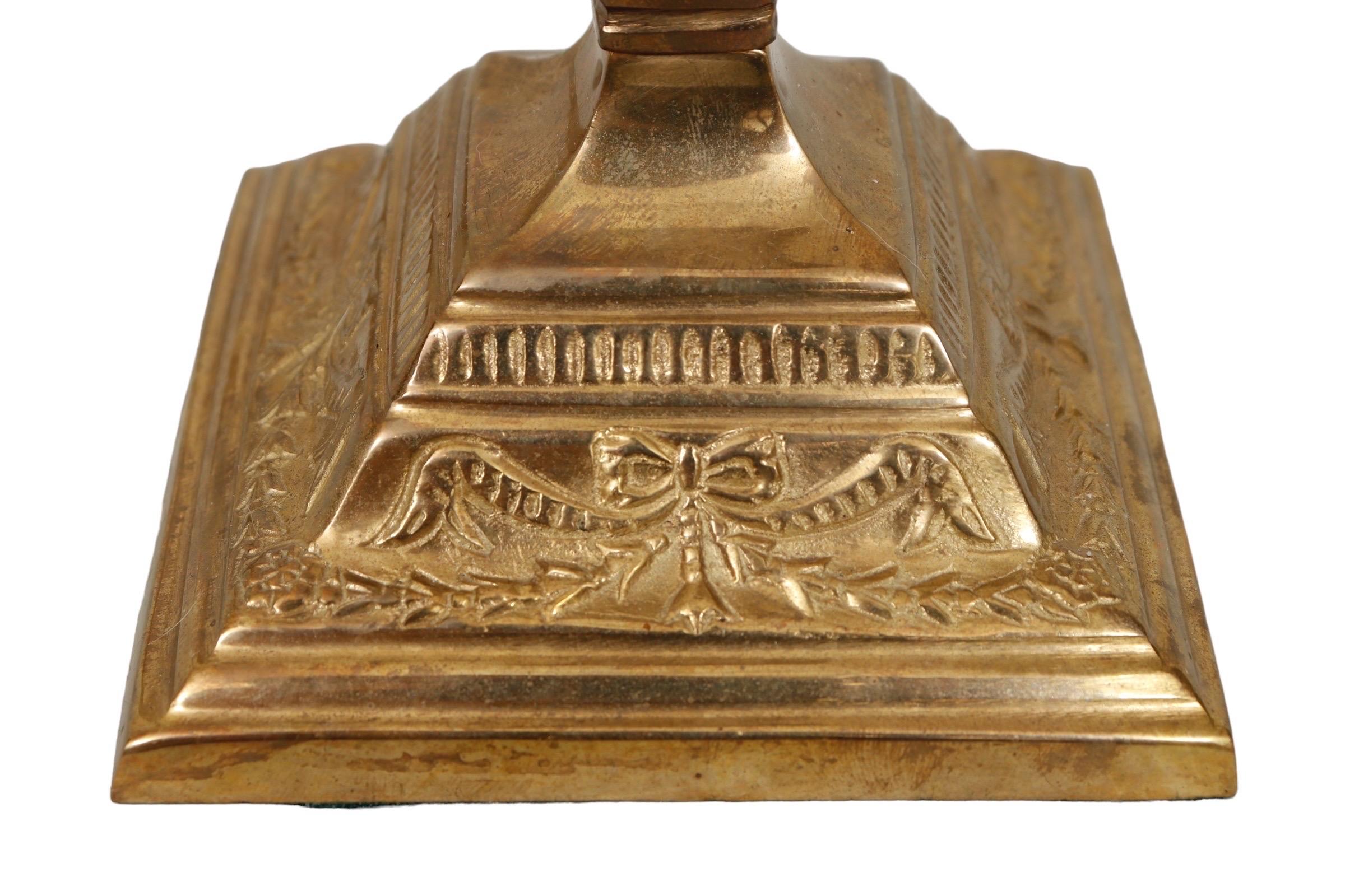 Portacandele a cono in ottone repousse - una coppia in vendita 2
