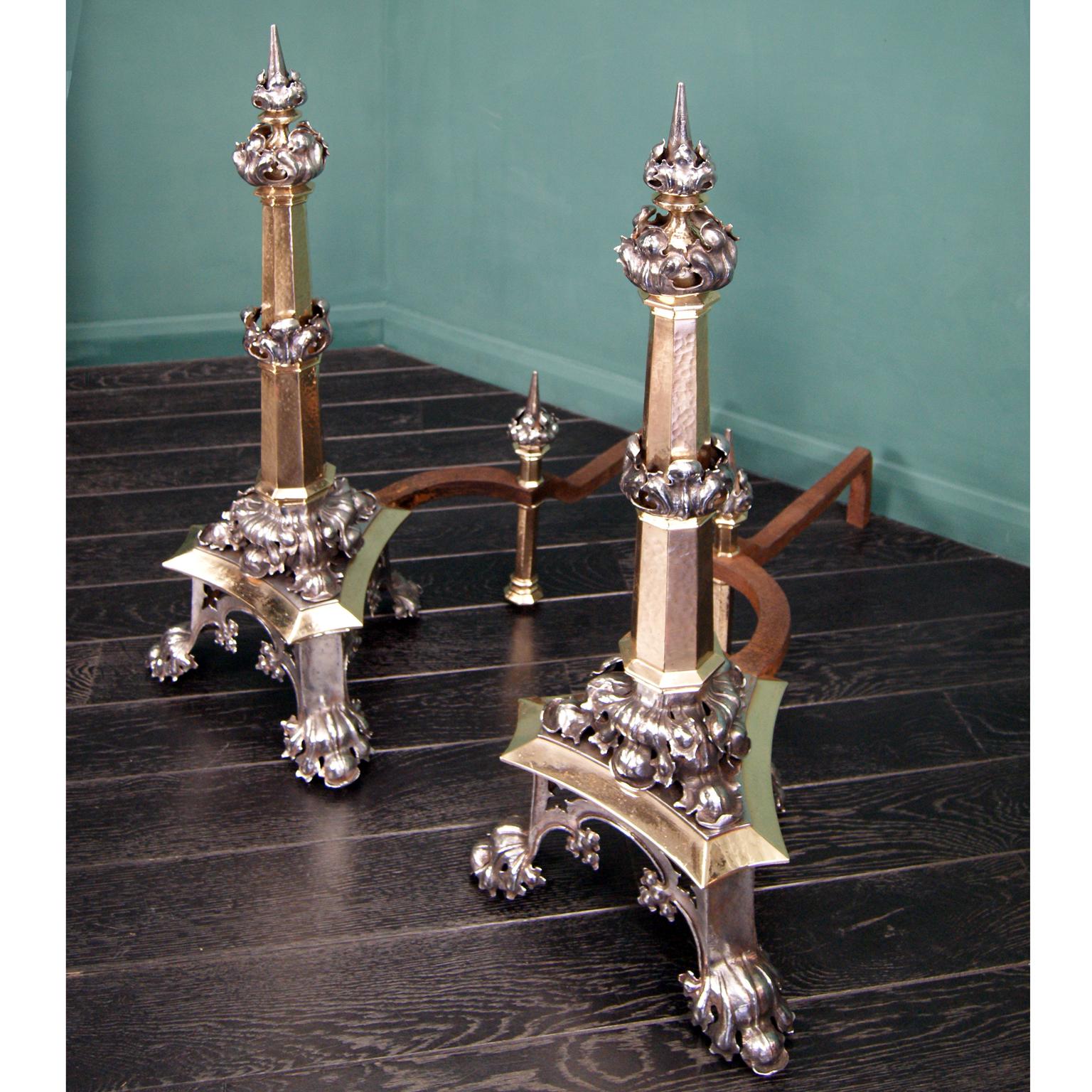 Ein herausragendes Paar Androns in der frühen neugotischen Manier von A. W. N. Pugin. Die achteckigen Pfosten aus Bronze haben eine gehämmerte Textur und sind von prächtigem schmiedeeisernem, repoussiertem Blattwerk umgeben, das von Fialen gekrönt
