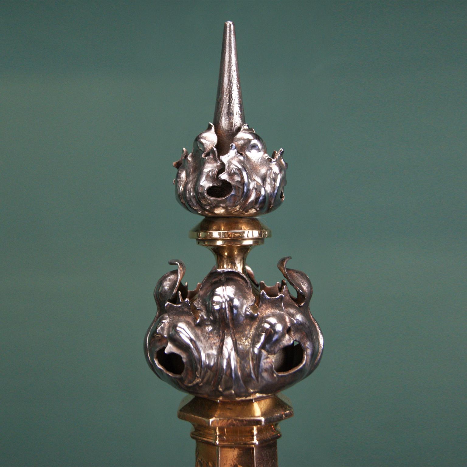 Repousse & Bronze Kamin Andirons Feuerhunde (Neugotik) im Angebot