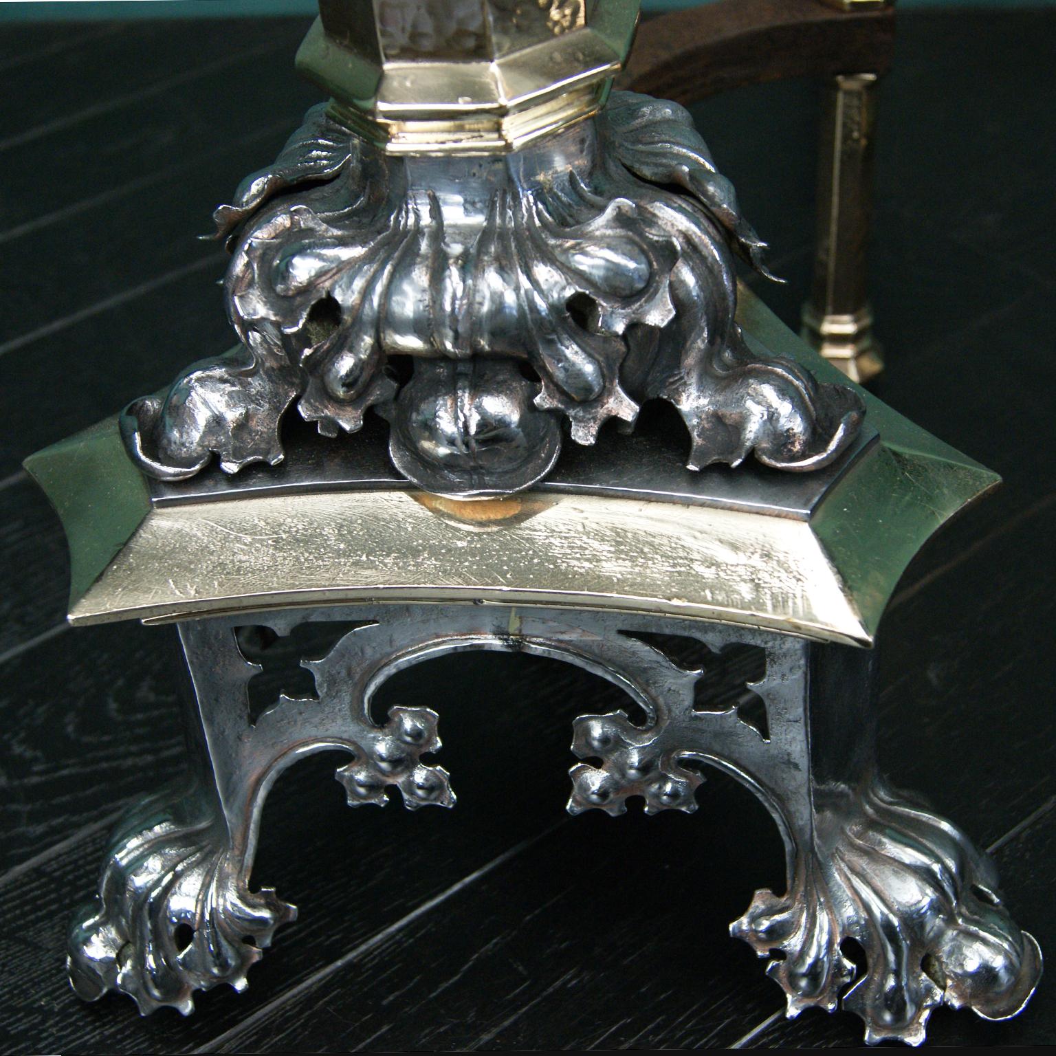 Repousse & Bronze Kamin Andirons Feuerhunde (Englisch) im Angebot