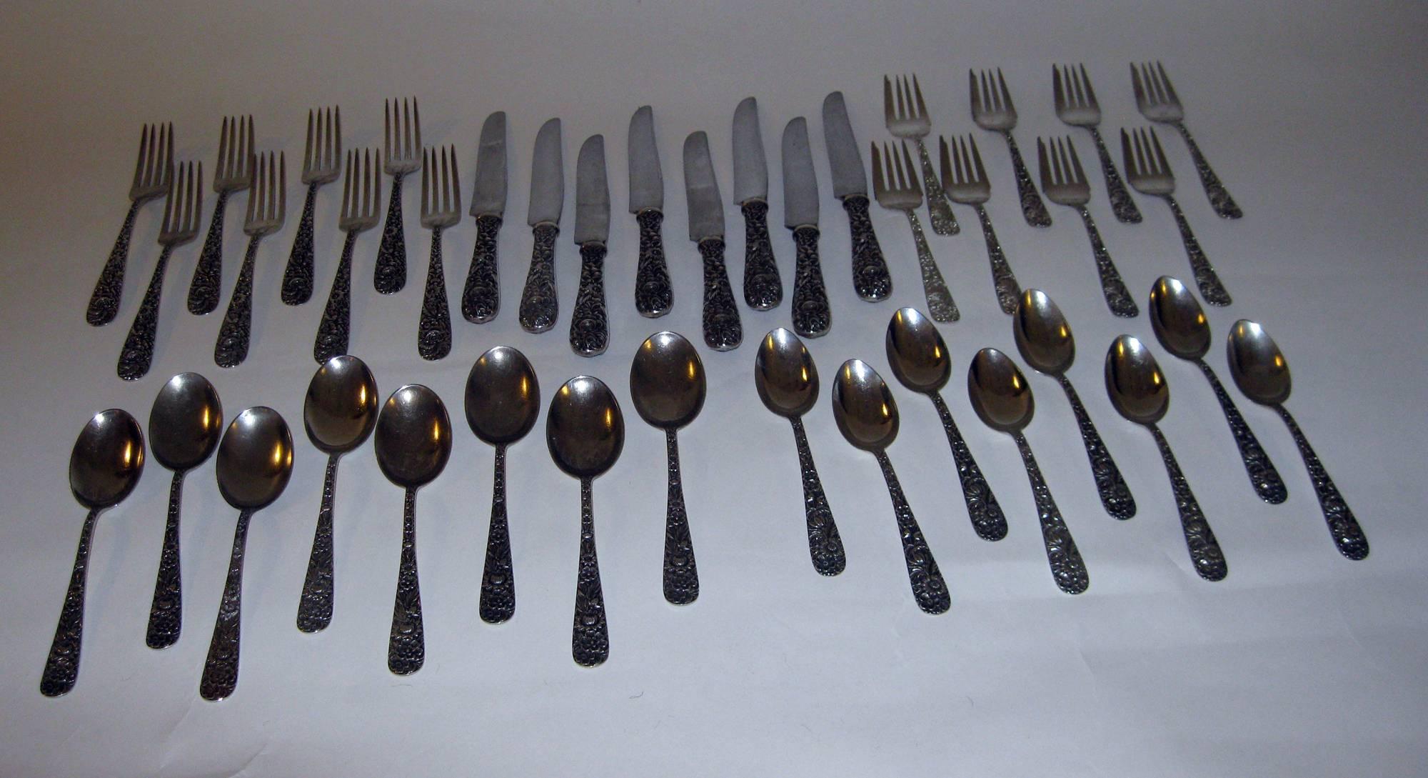 Repousse by Kirk Sterling Silver Flatware 40-Piece Dinner Service for Eight In Good Condition In Savannah, GA