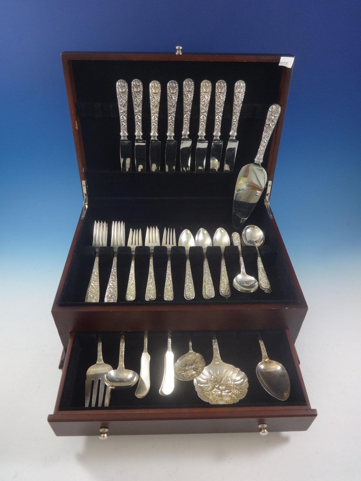 Dieses Muster wurde nach der ursprünglich in der europäischen Silberschmiedekunst angewandten Kunst des Repoussierens (das Verfahren, Metall von der Rückseite her durch Hämmern zu prägen) benannt. Das Repousse-Muster, das erstmals 1828 hergestellt