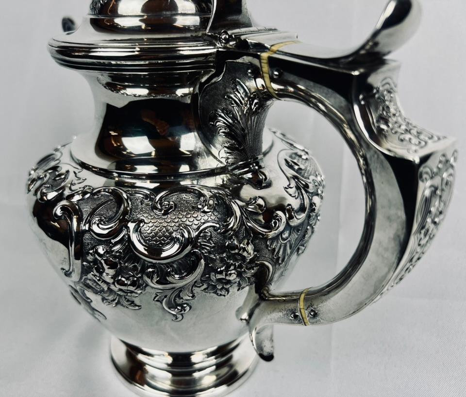 Georgien Cafetière repoussée fabriquée à Édimbourg, en Écosse, par James & William Marshall en vente