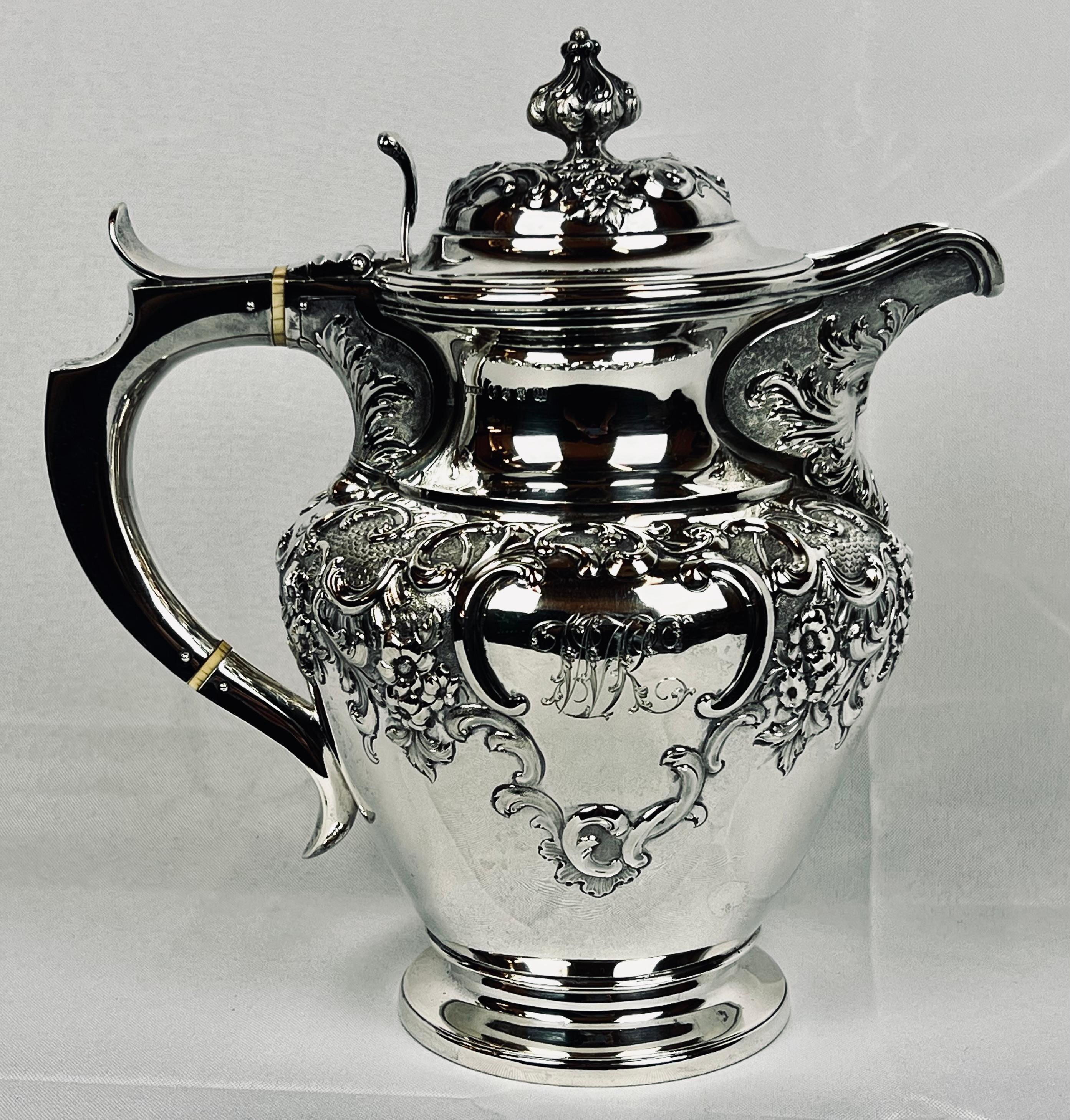 Cafetière repoussée fabriquée à Édimbourg, en Écosse, par James & William Marshall Bon état - En vente à West Palm Beach, FL