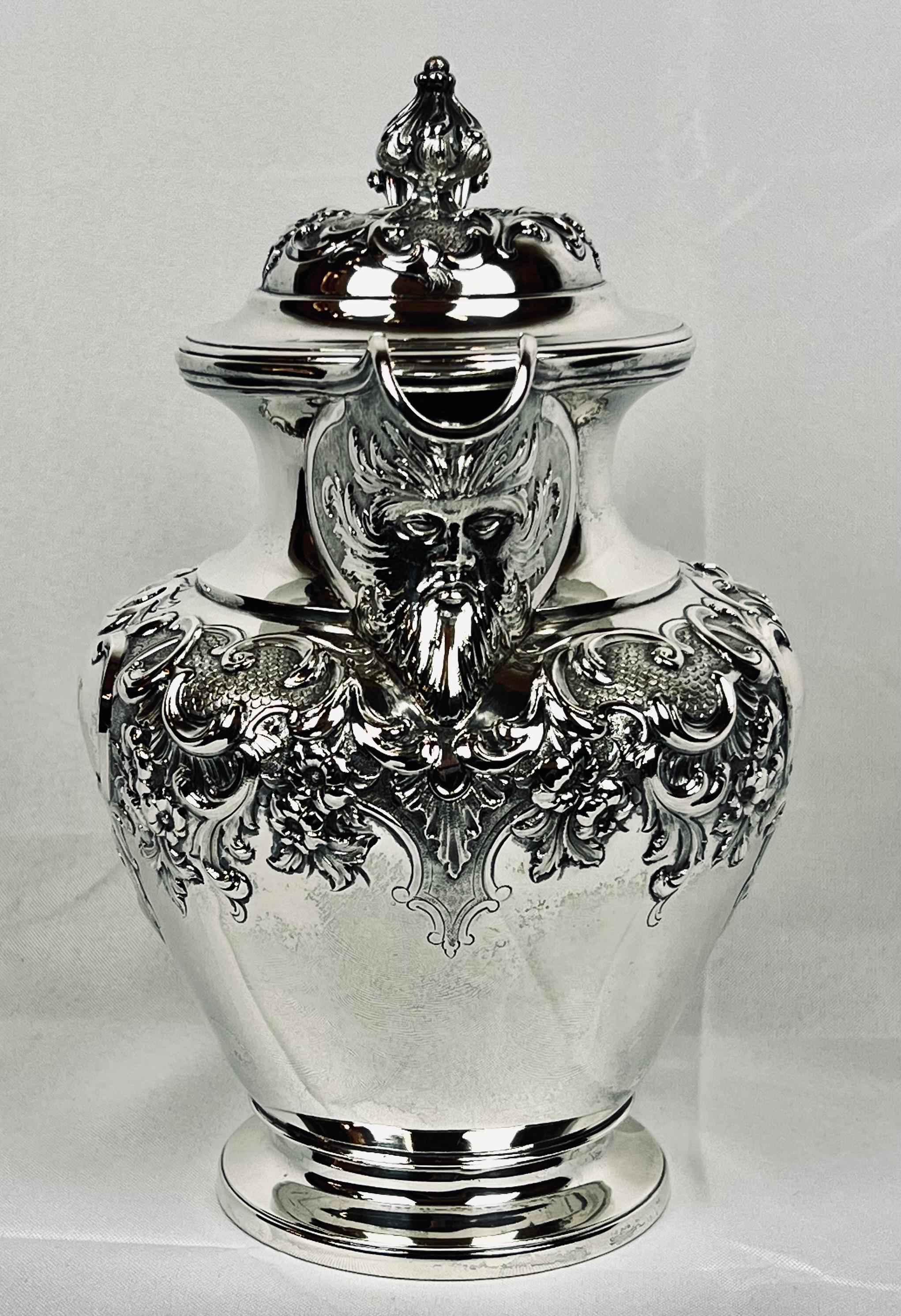Milieu du XIXe siècle Cafetière repoussée fabriquée à Édimbourg, en Écosse, par James & William Marshall en vente