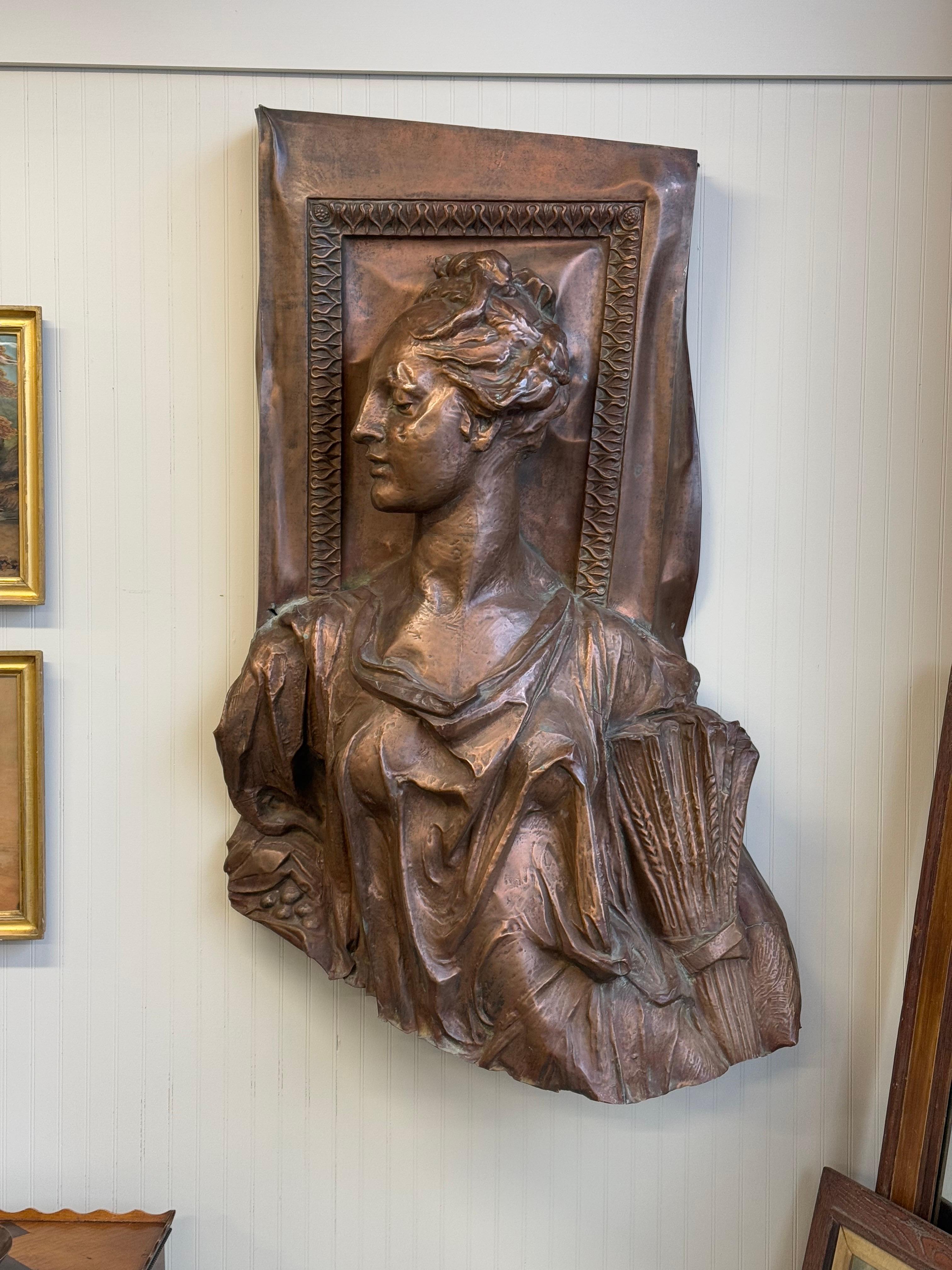 Frammento architettonico in rame repoussé - Dea del raccolto, Demetra in vendita 5