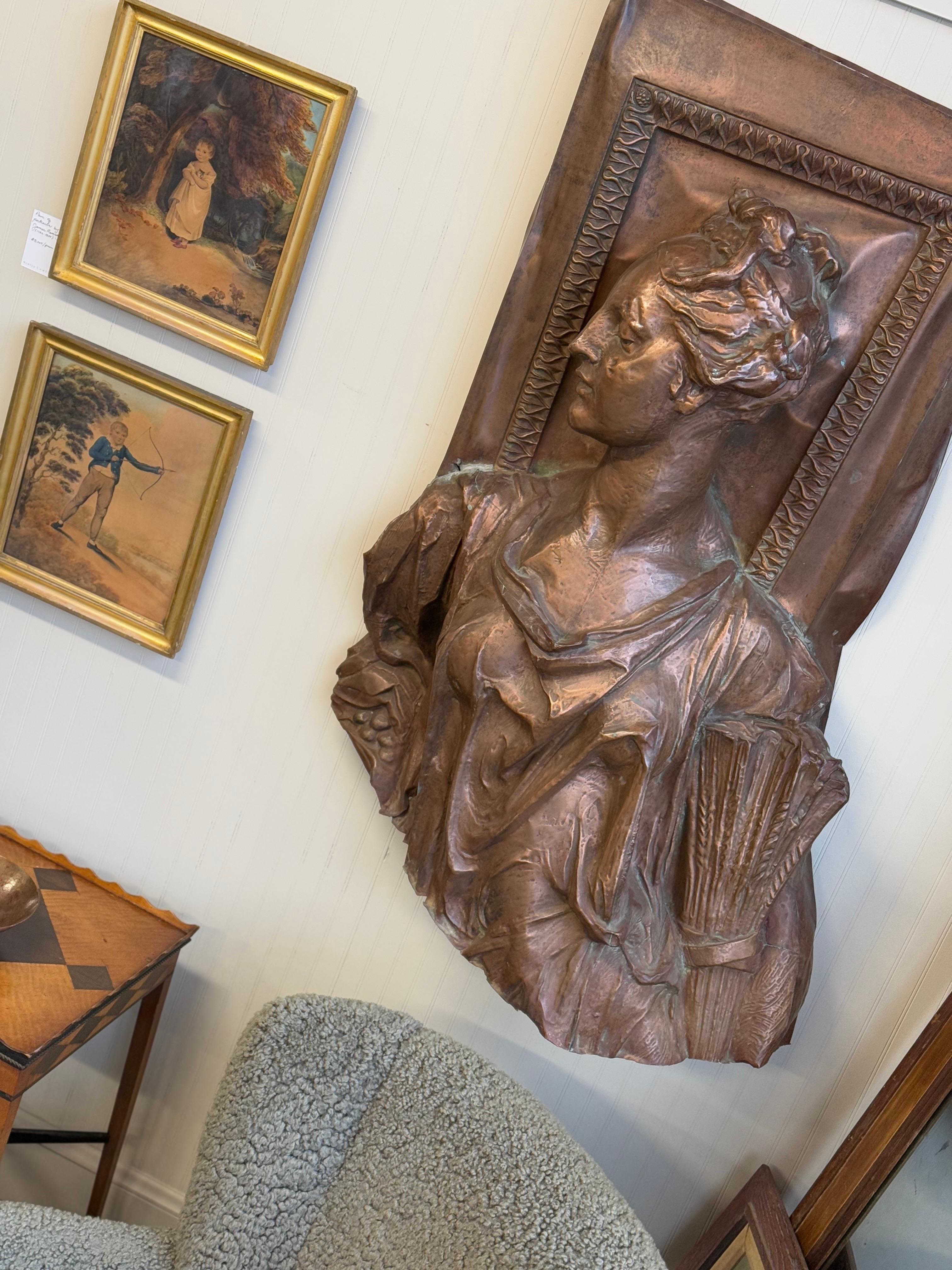 Frammento architettonico in rame repoussé - Dea del raccolto, Demetra in vendita 6