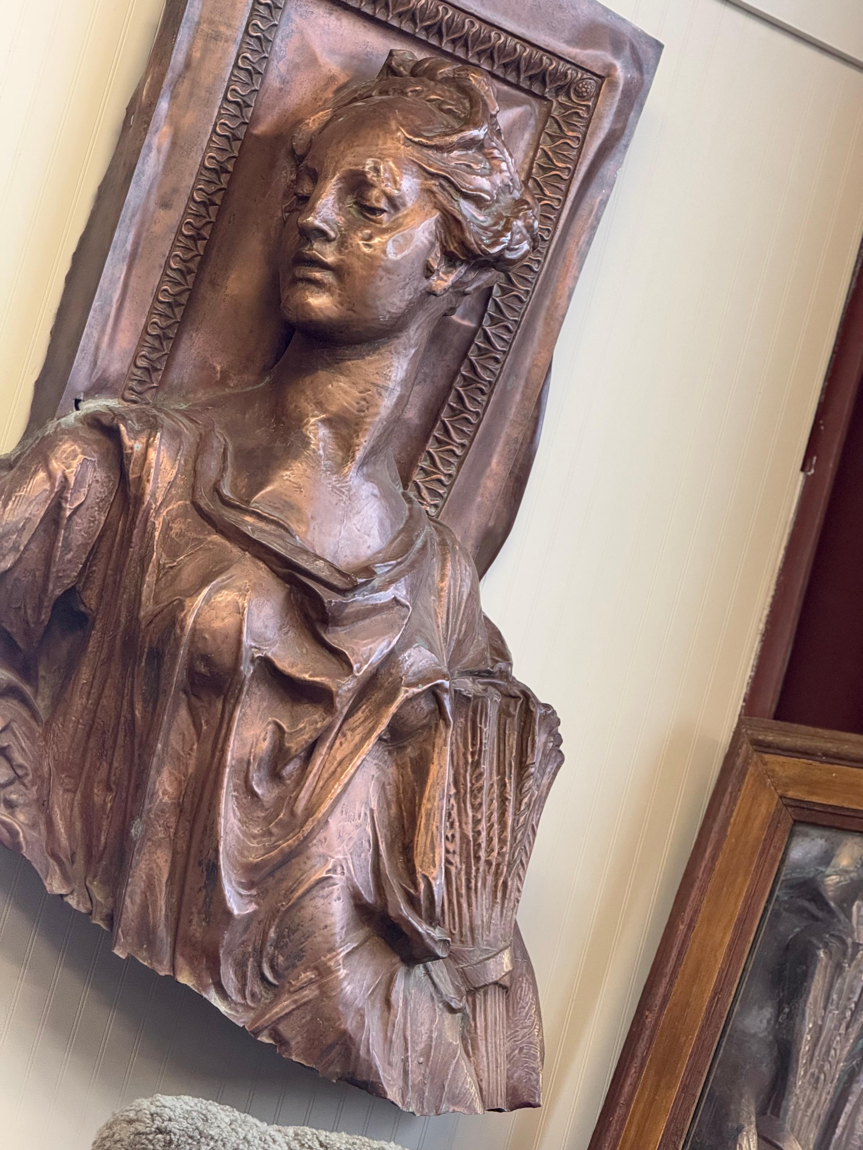 Frammento architettonico in rame repoussé - Dea del raccolto, Demetra in vendita 1