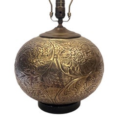 Repoussé-Lampe mit Blumenmuster