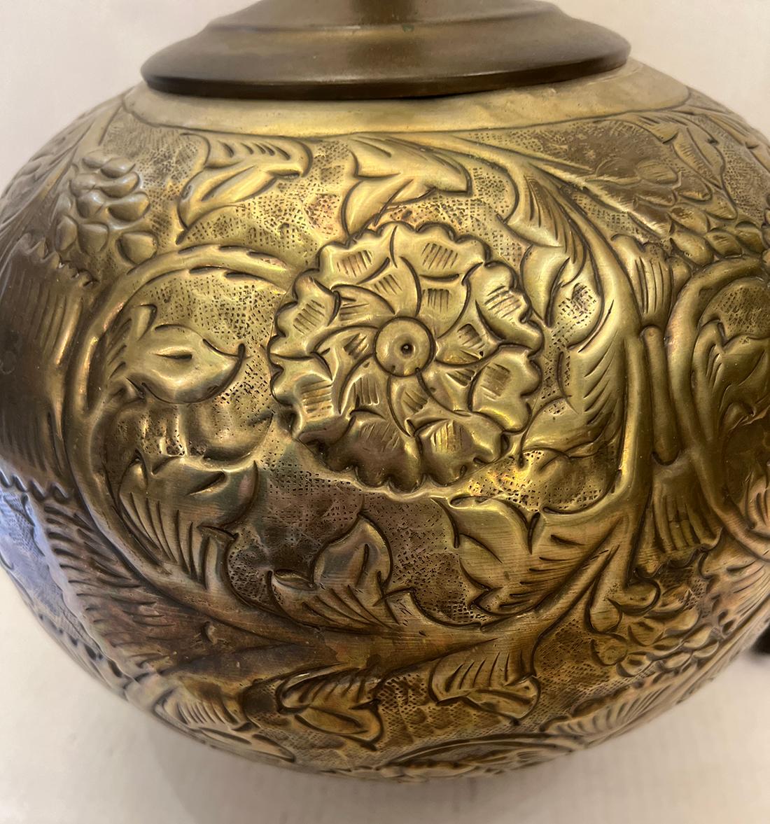Lámpara Floral Repoussé Italiano en venta