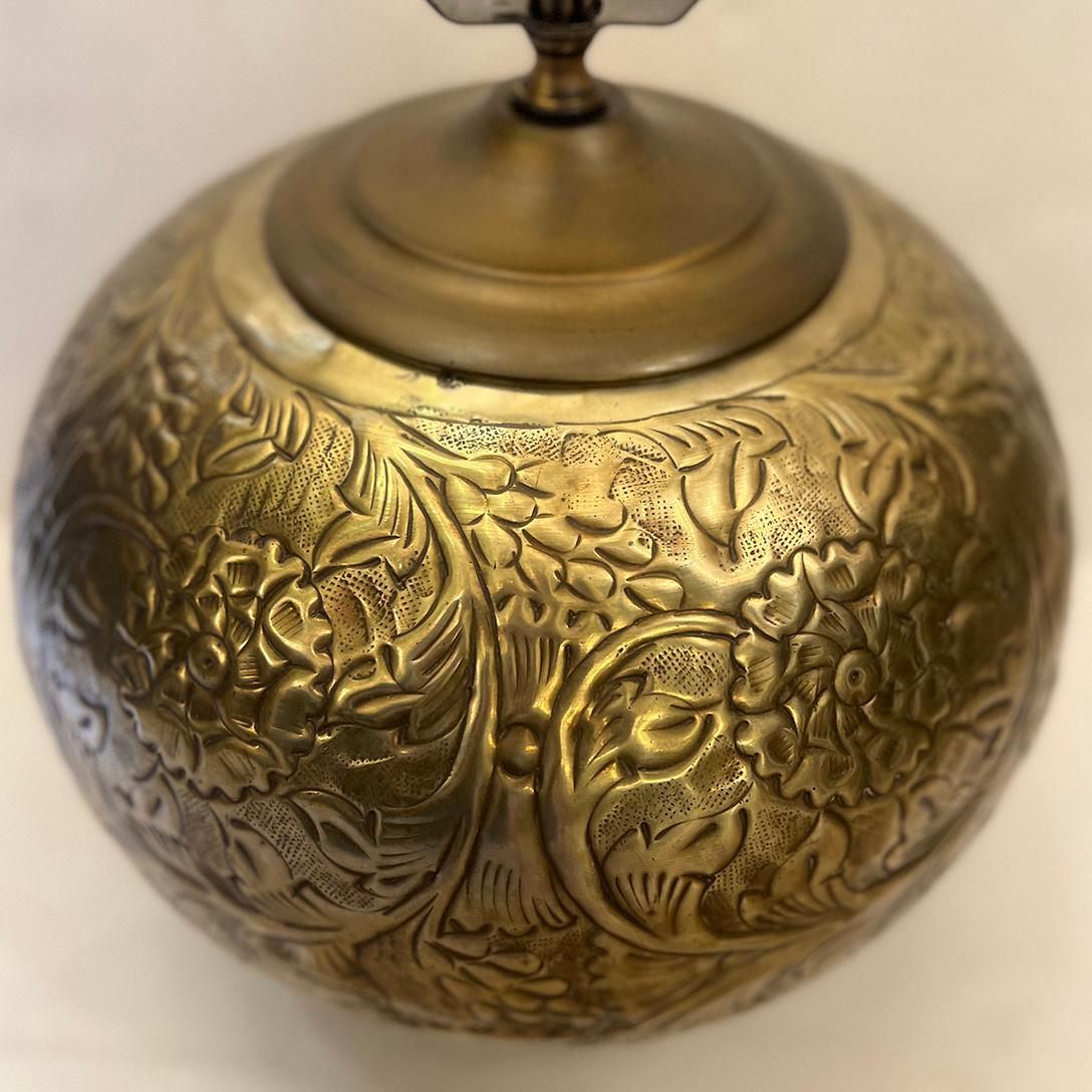 Lámpara Floral Repoussé en Bueno estado para la venta en New York, NY