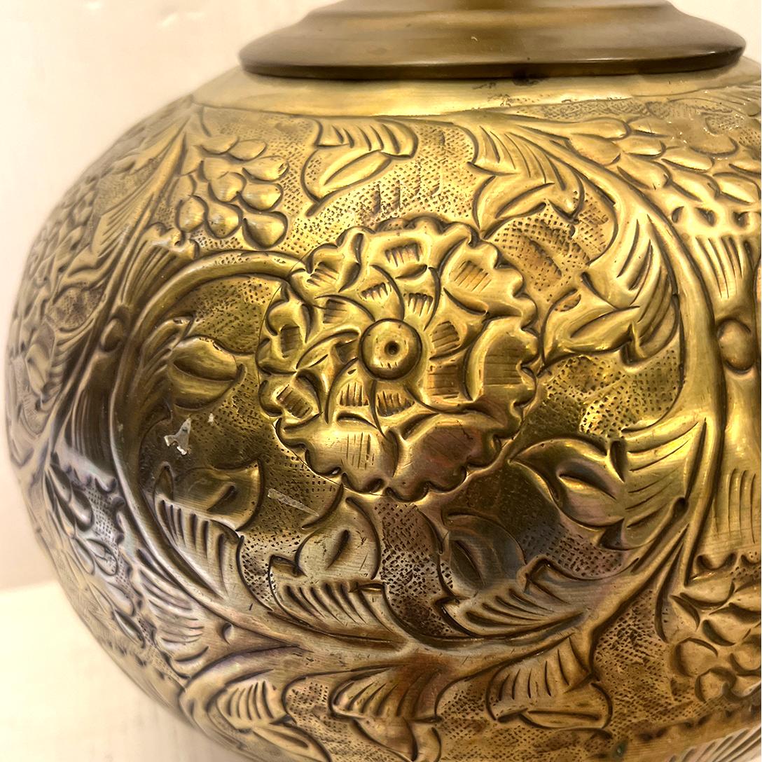 Lámpara Floral Repoussé mediados del siglo XX en venta
