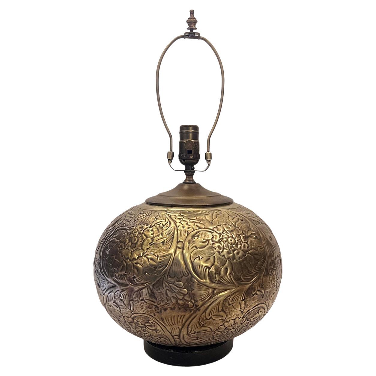 Repoussé-Lampe mit Blumenmuster