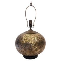 Lampe florale repoussée