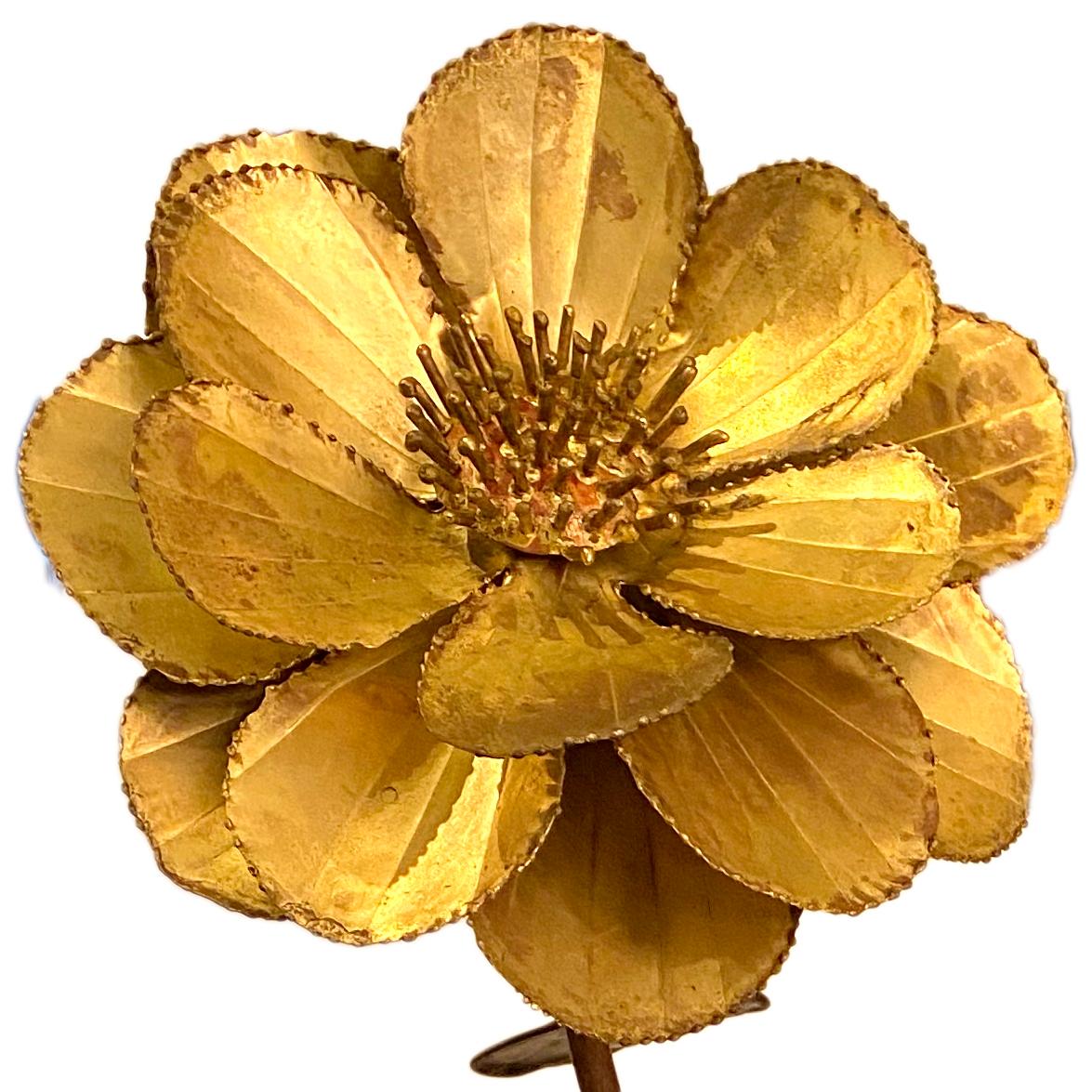 Repoussé Lampadaire en métal à fleurs en vente