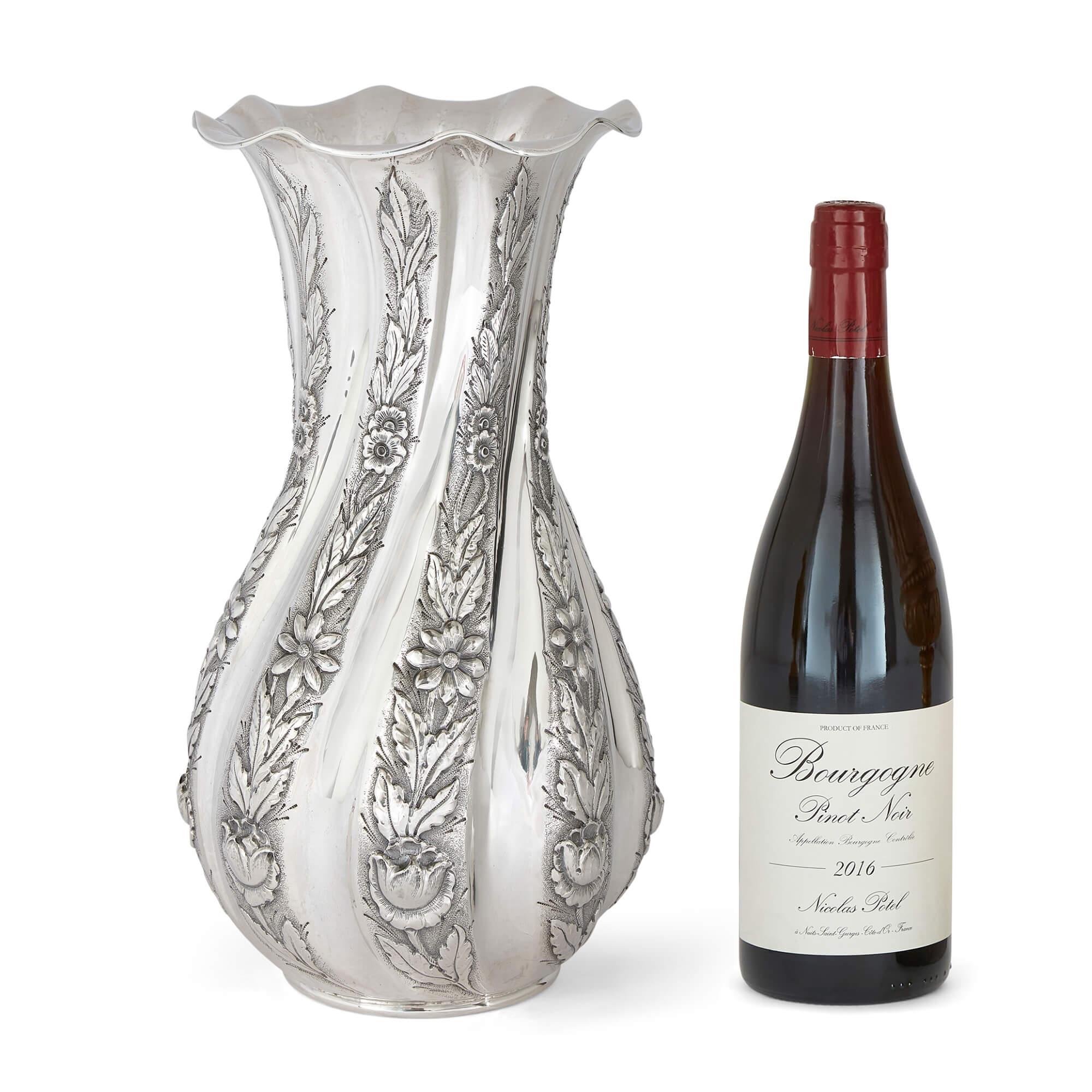 Martellato Vaso bouquet in argento peruviano Repousse in vendita