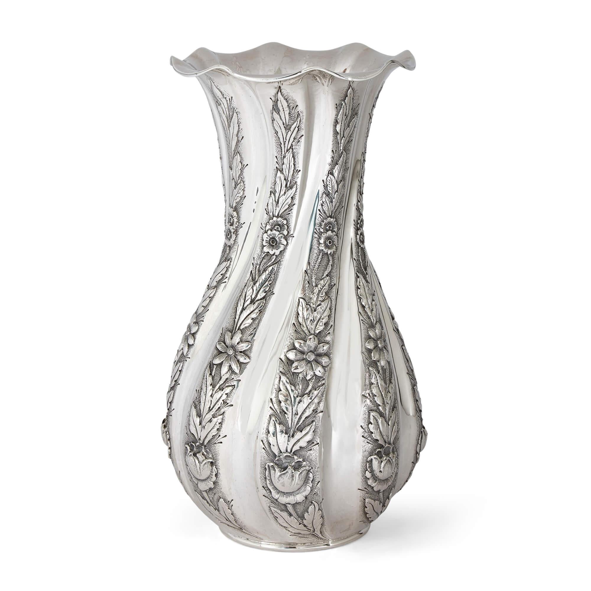 Vaso bouquet in argento peruviano Repousse In condizioni buone in vendita a London, GB